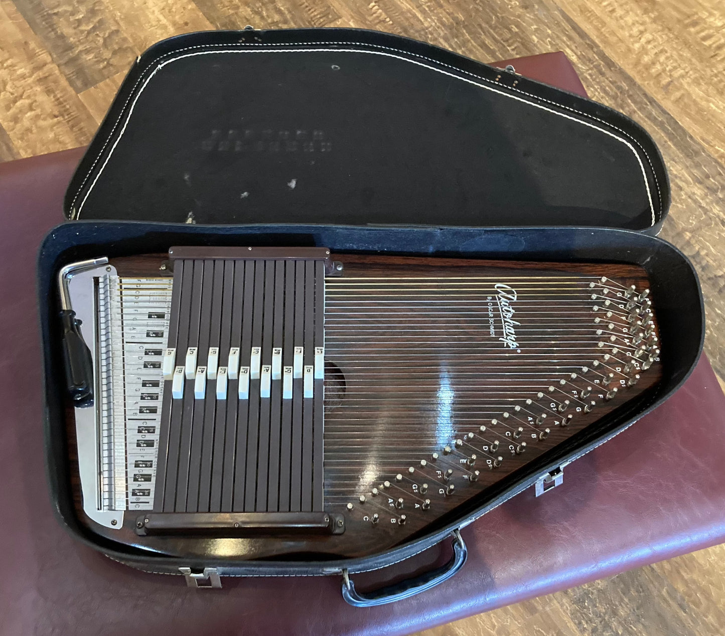 Oscar Schmidt 15 Chord Autoharp w/Case (Used)