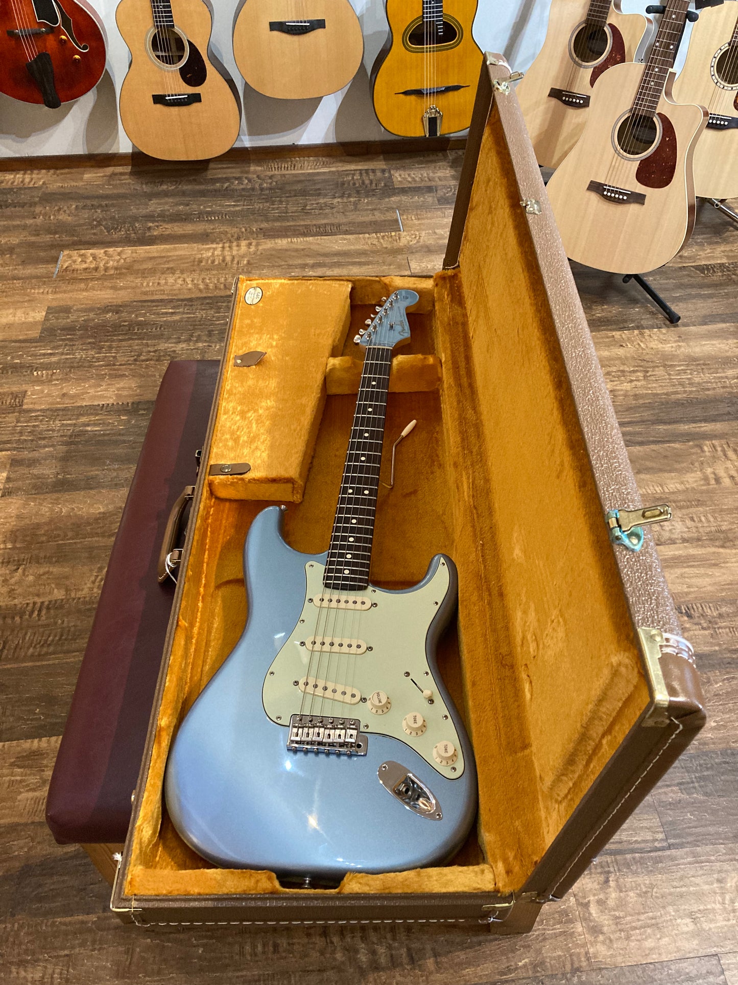 Fender FSR American Deluxe Vintage Player '62 Stratocaster w/Case - Ice Blue Metallic (2005)