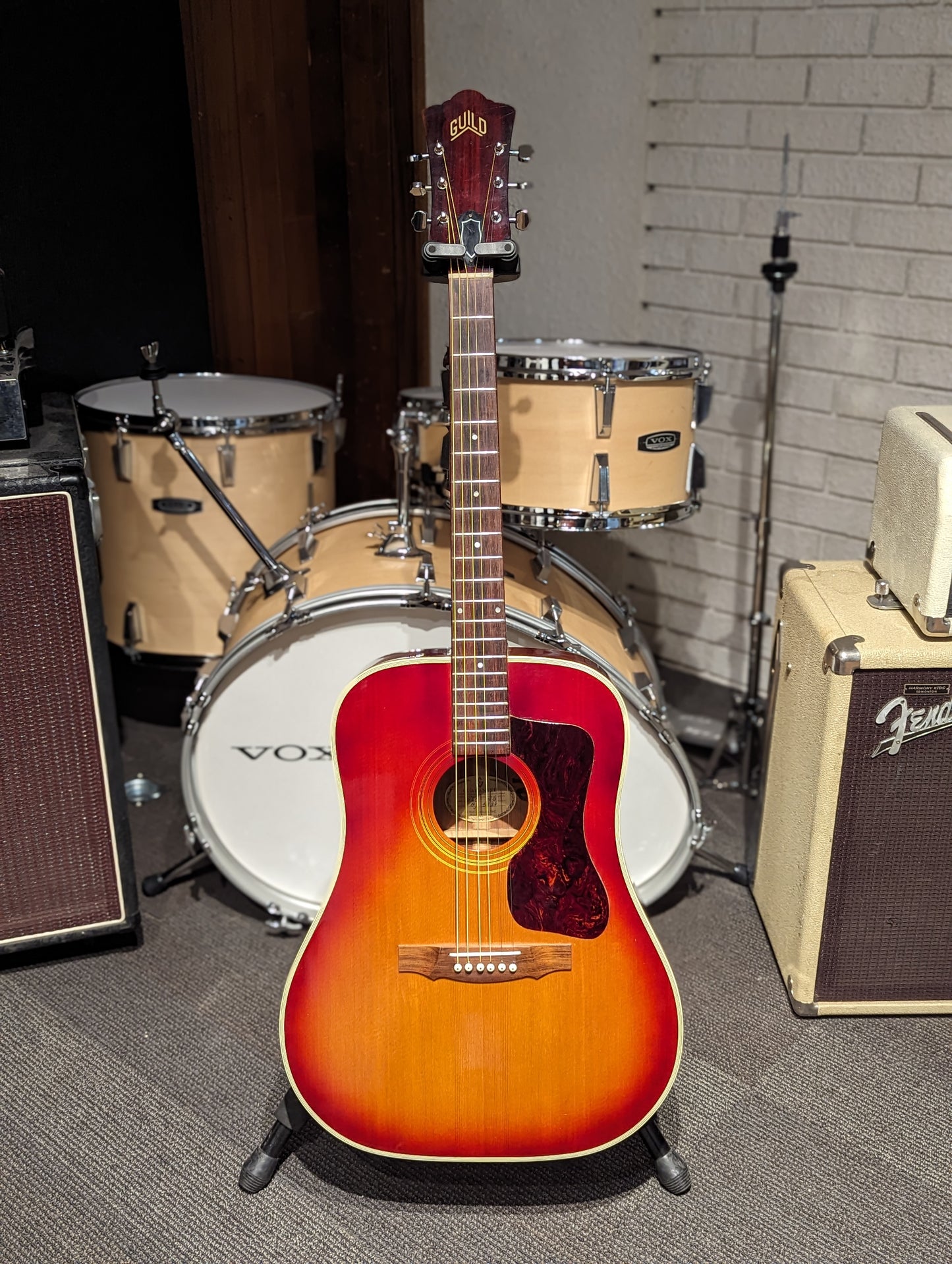 Guild D-40 Sunburst Acoustic Guitar w/Case (Late 1960's - Early 1970's)