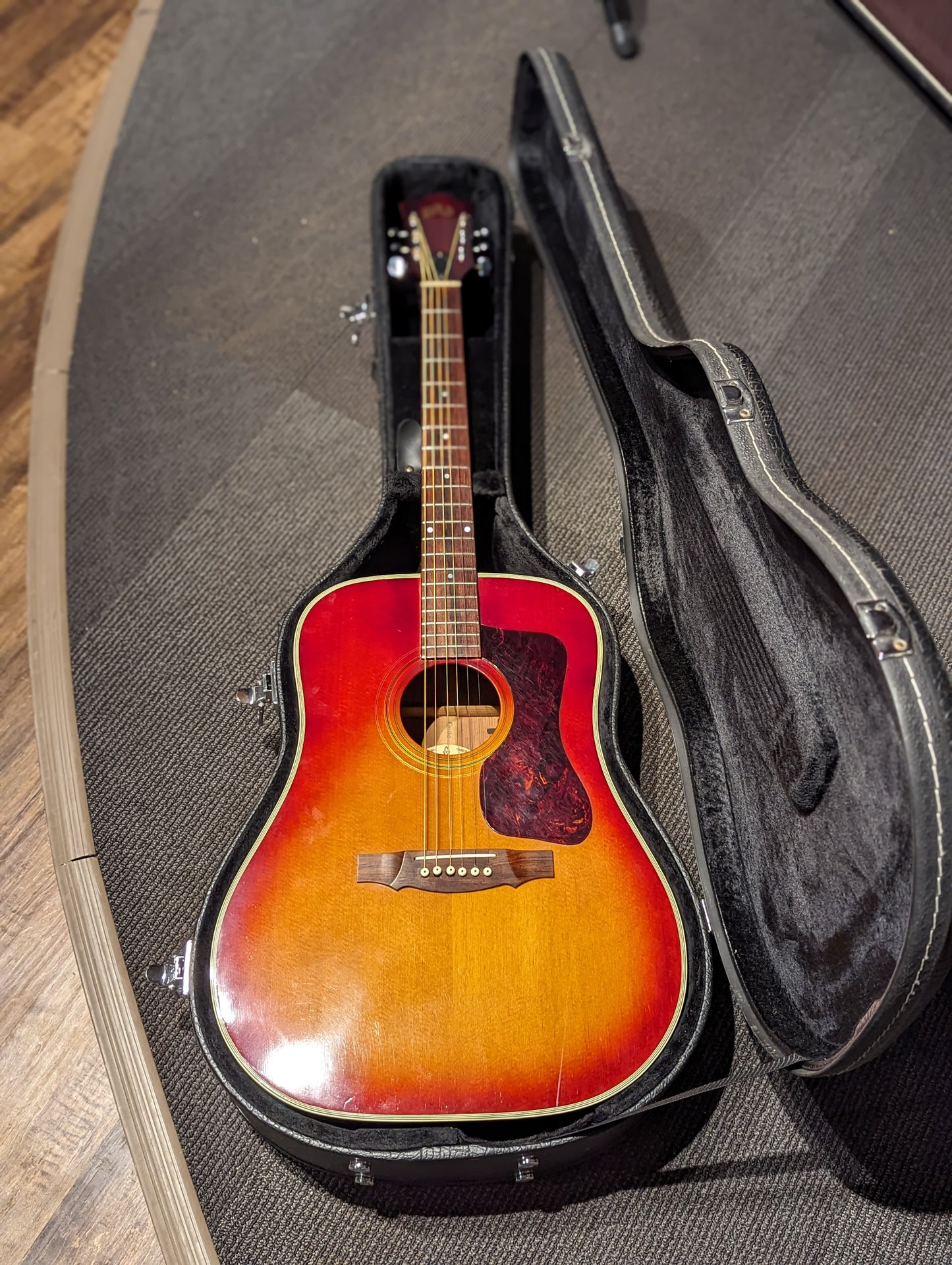 Guild D-40 Sunburst Acoustic Guitar w/Case (Late 1960's - Early 1970's)