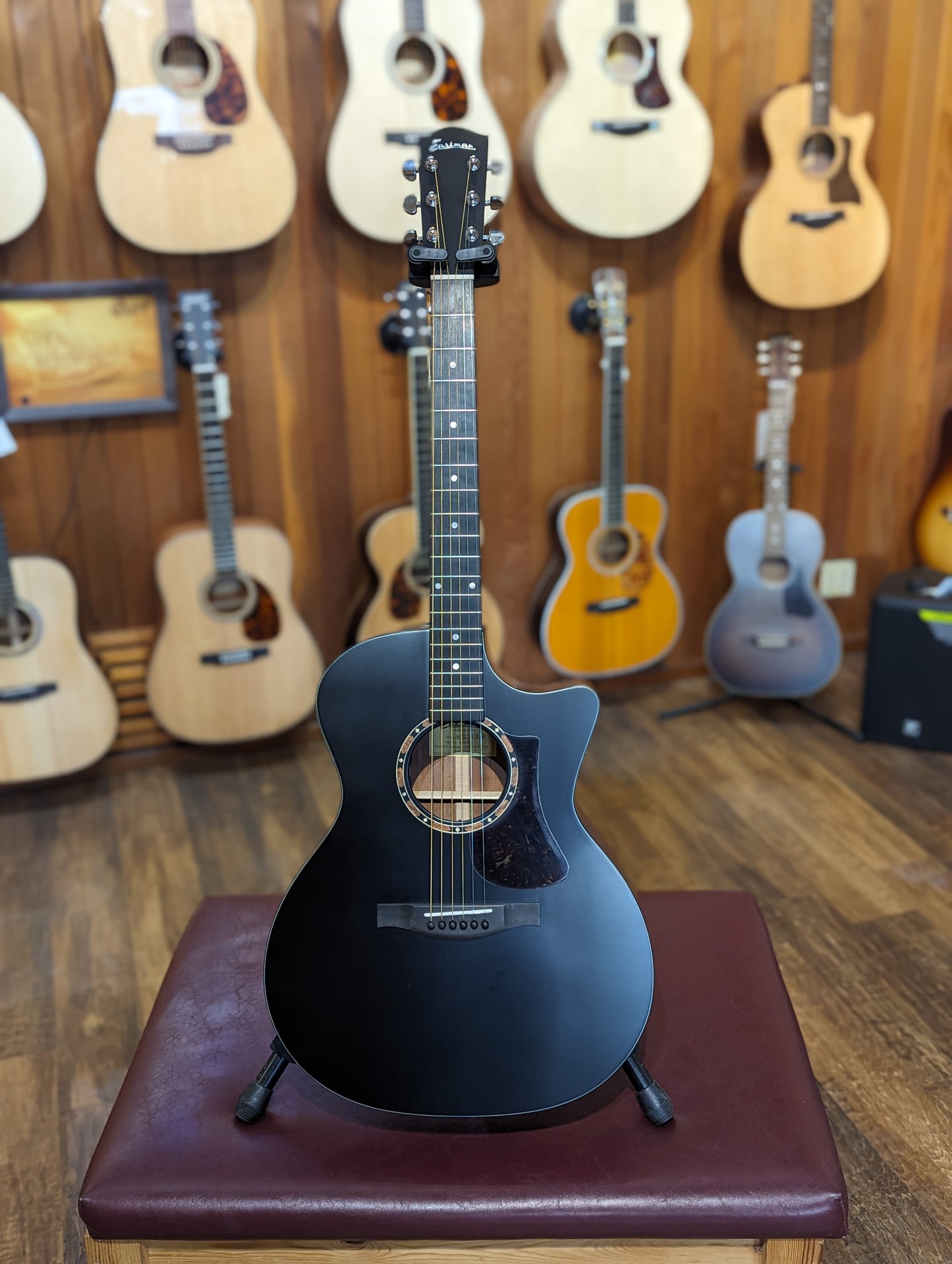 Eastman AC122-2CE Grand Auditorium Acoustic/Electrc Guitar w/Gig Bag - Black