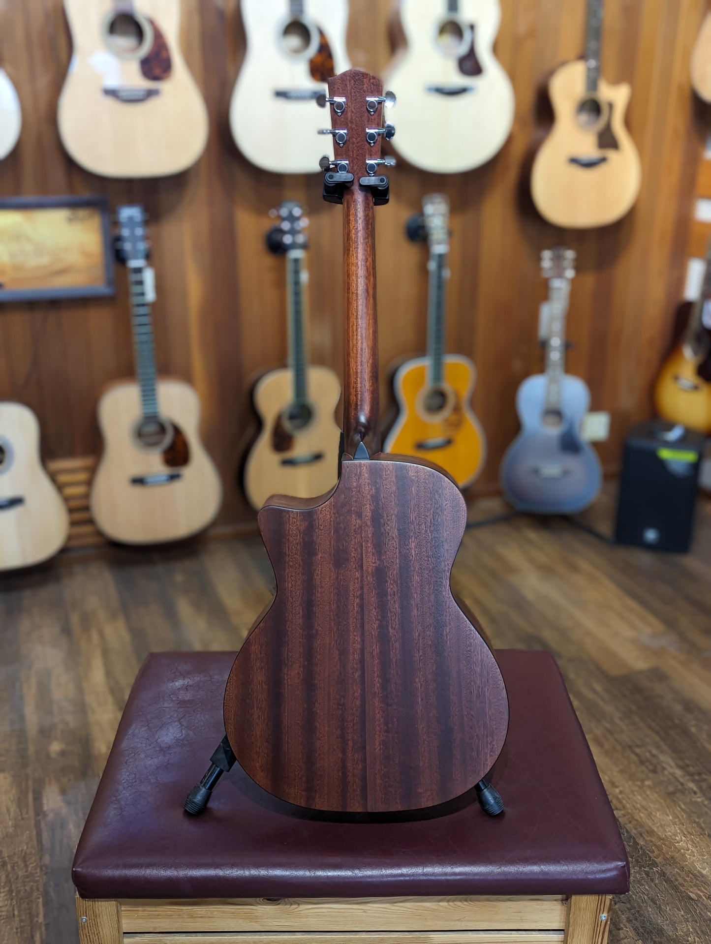 Eastman AC122-2CE Grand Auditorium Acoustic/Electrc Guitar w/Gig Bag - Black