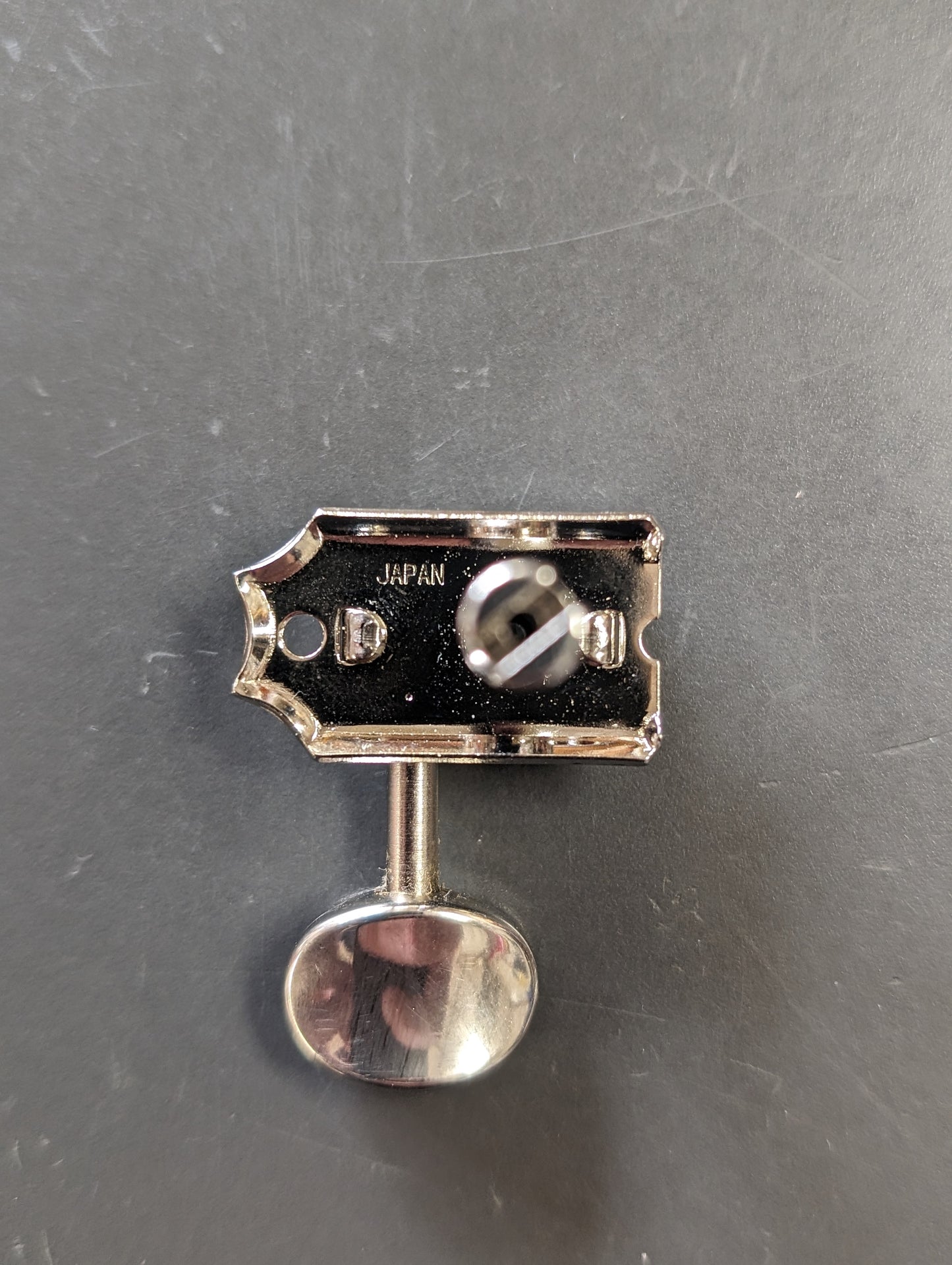 Vintage Style 6 In-Line Tuners w/String Tree and Bushing (Used)