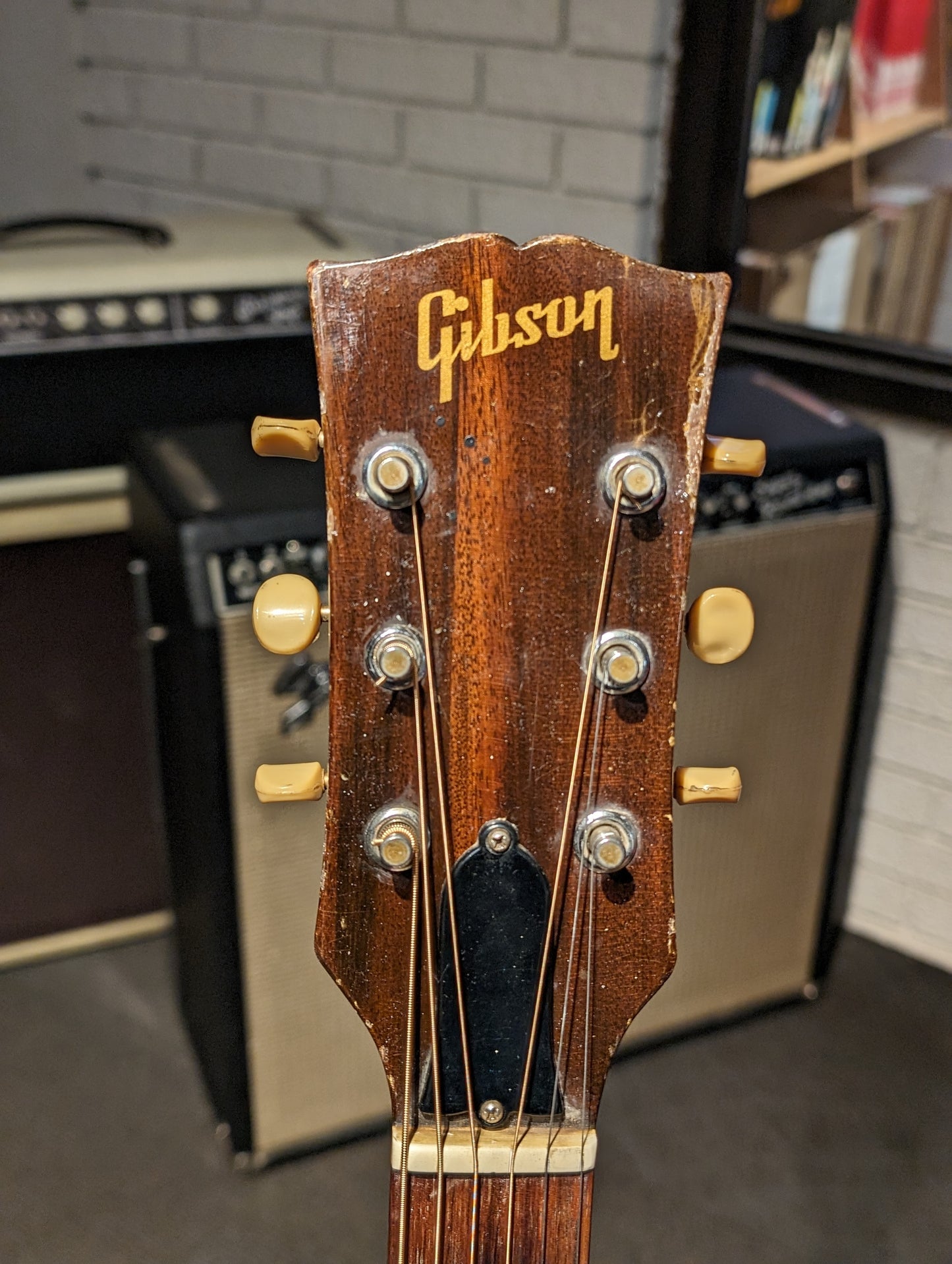 Gibson LG-1 Acoustic Guitar w/Case (1967)