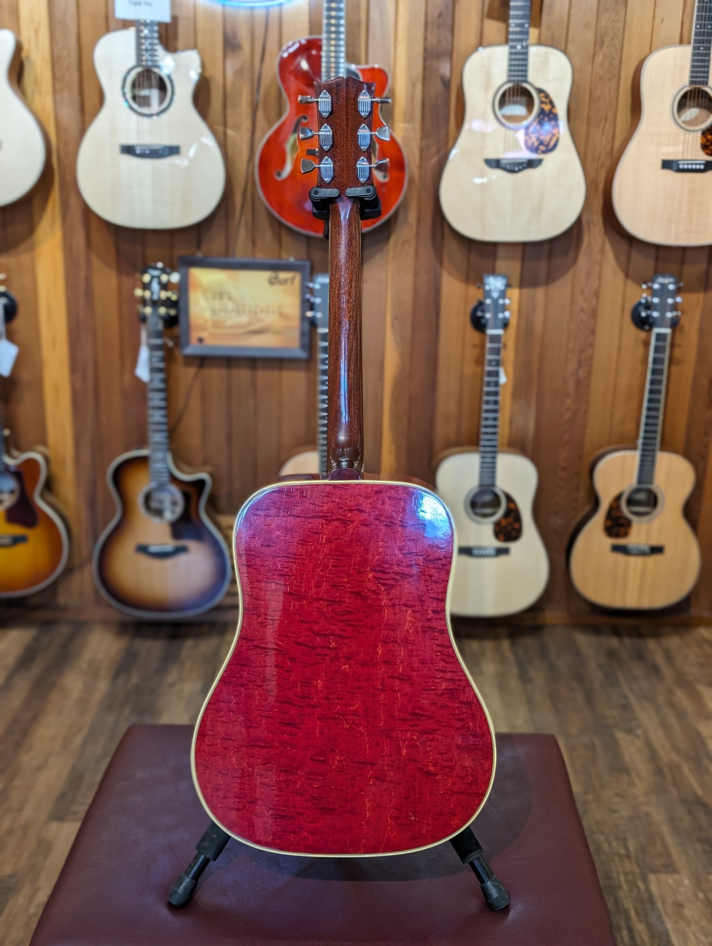 Gibson Dove Acoustic Guitar w/Case - Cherry Sunburst (1968-1969)