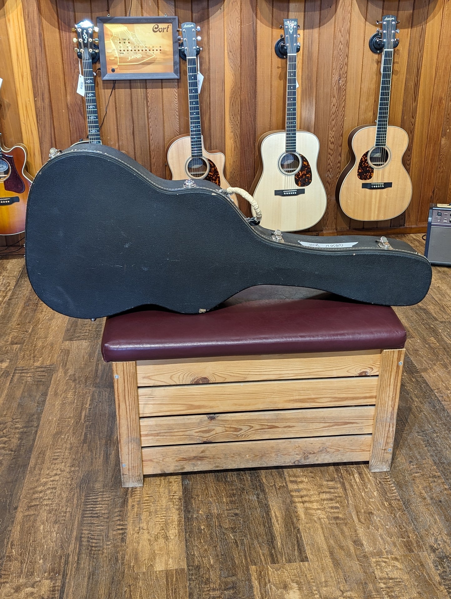 Gibson Dove Acoustic Guitar w/Case - Cherry Sunburst (1968-1969)