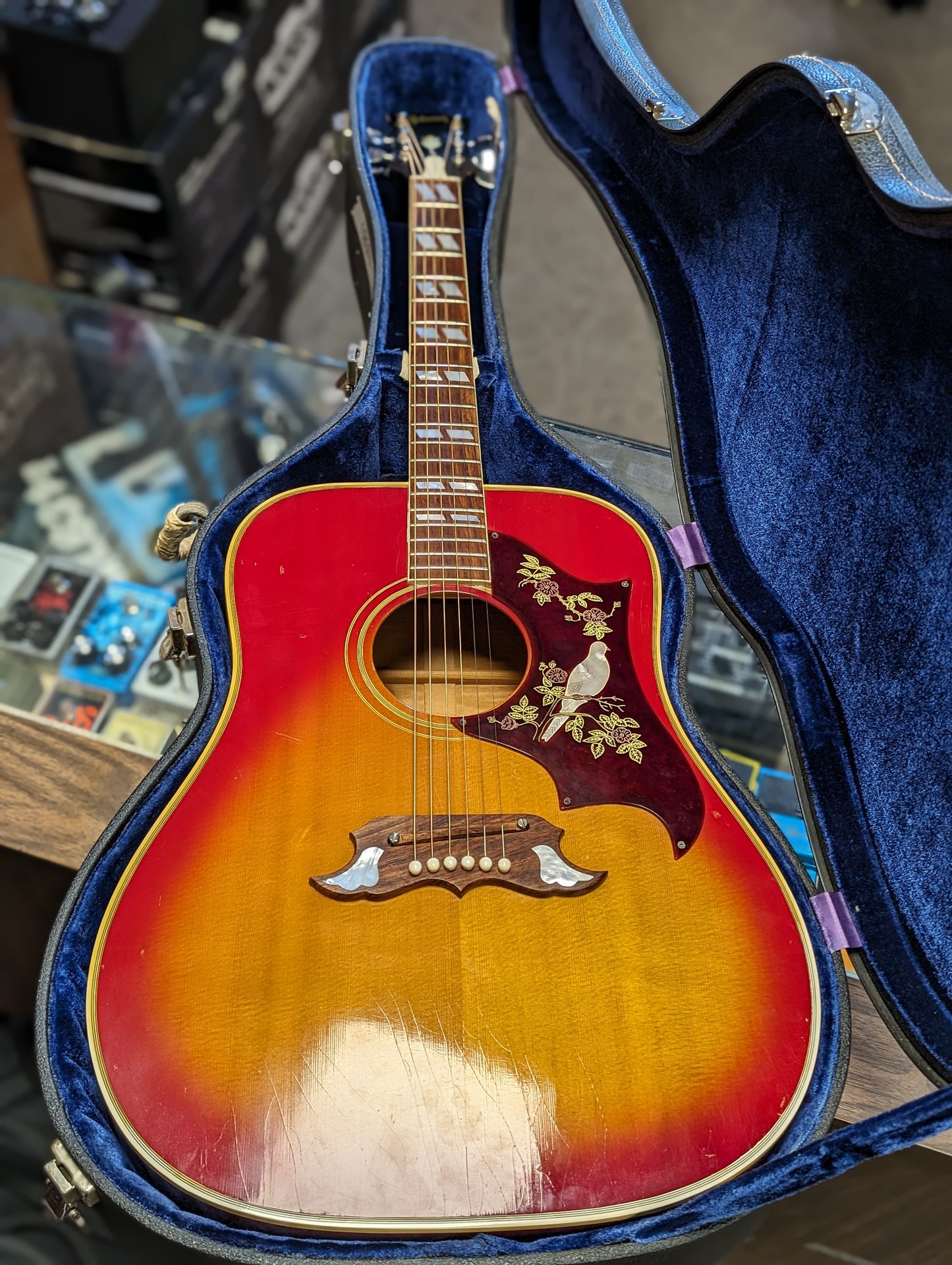 Gibson Dove Acoustic Guitar w/Case - Cherry Sunburst (1968-1969)