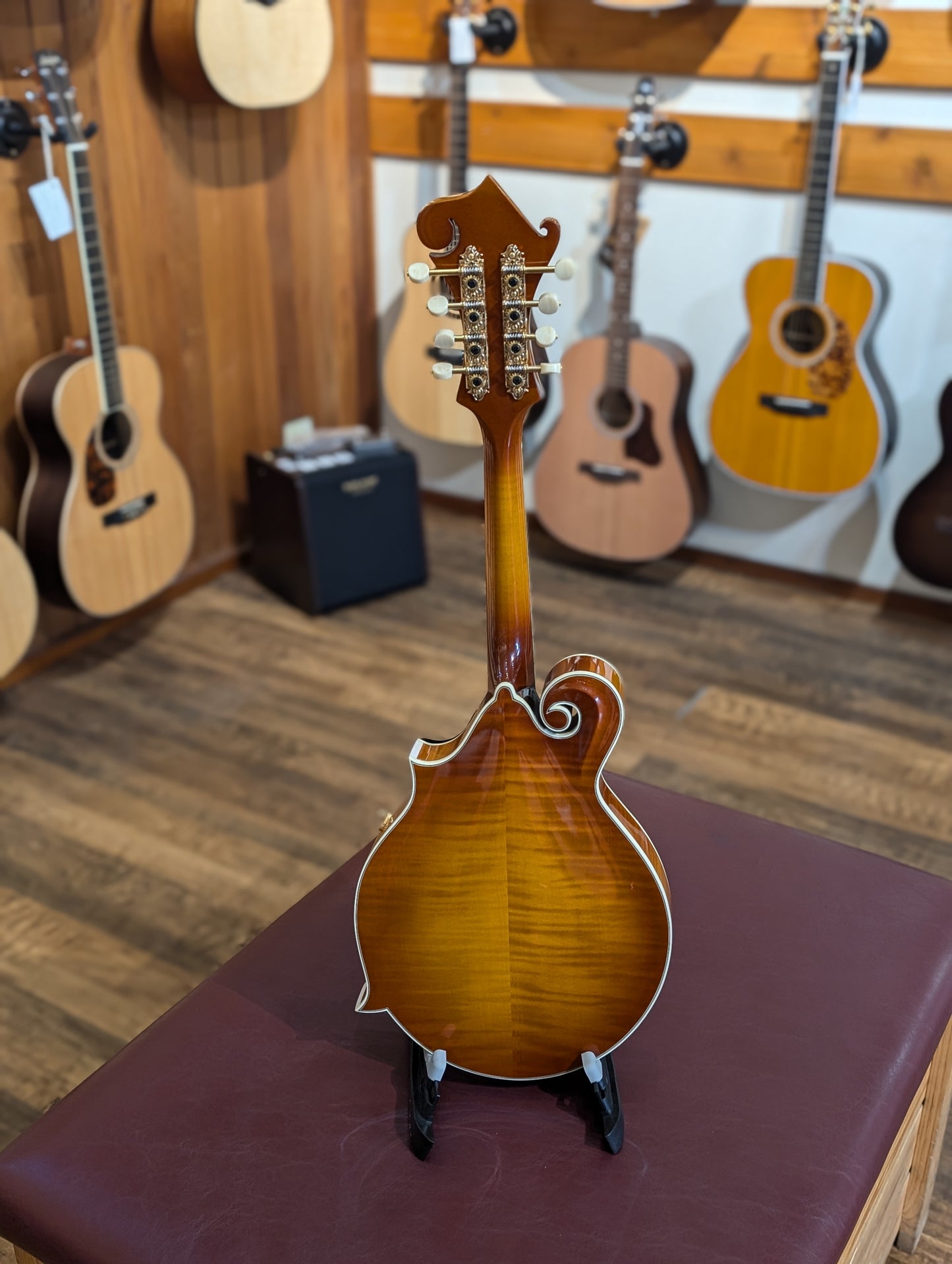 Kentucky KM-855 Artist F-Style Mandolin w/ Padded Gig Bag – Amberburst (Demo Model)