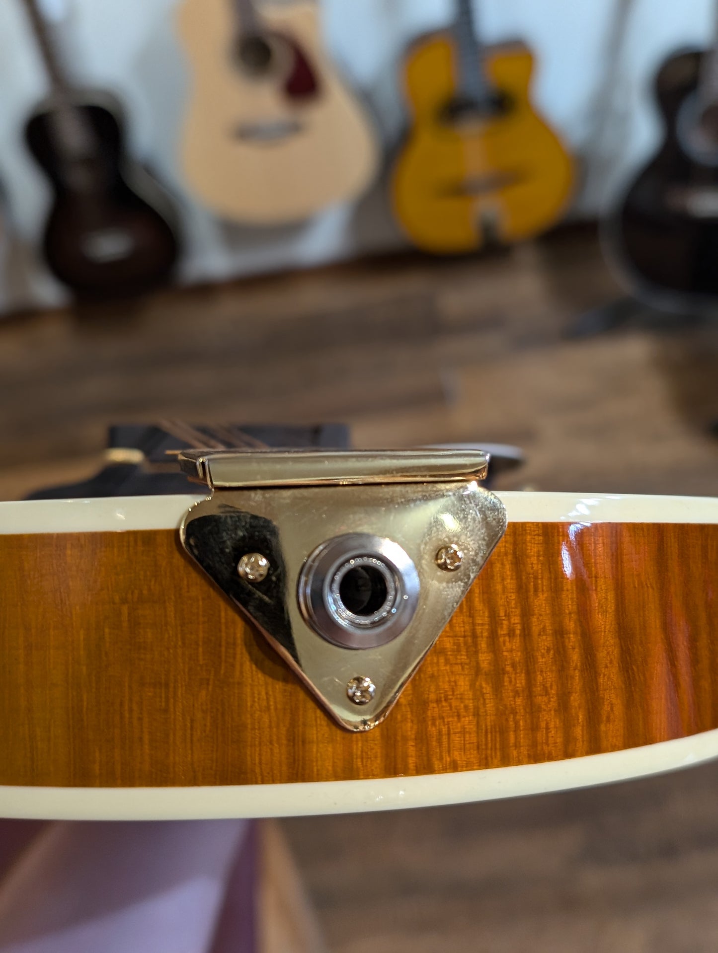 Kentucky KM-855 Artist F-Style Mandolin w/ Padded Gig Bag – Amberburst (Demo Model)