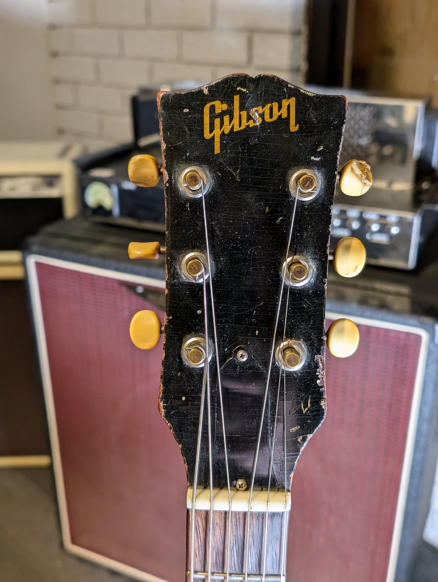 Gibson LG-1 Acoustic Guitar w/Case - Sunburst (1964)