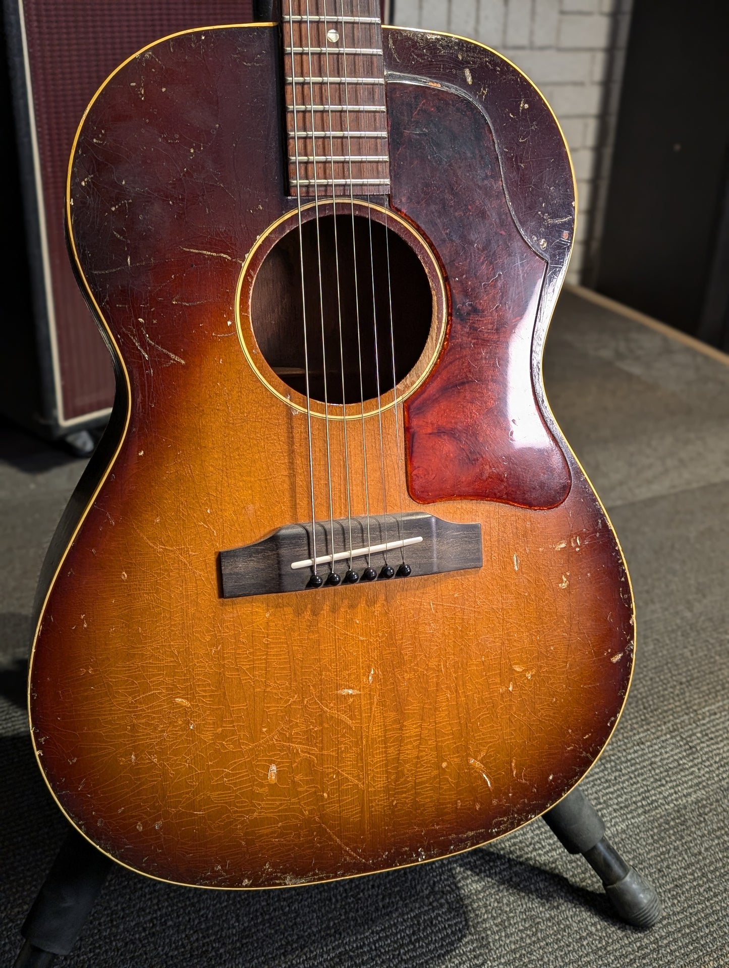 Gibson LG-1 Acoustic Guitar w/Case - Sunburst (1964)