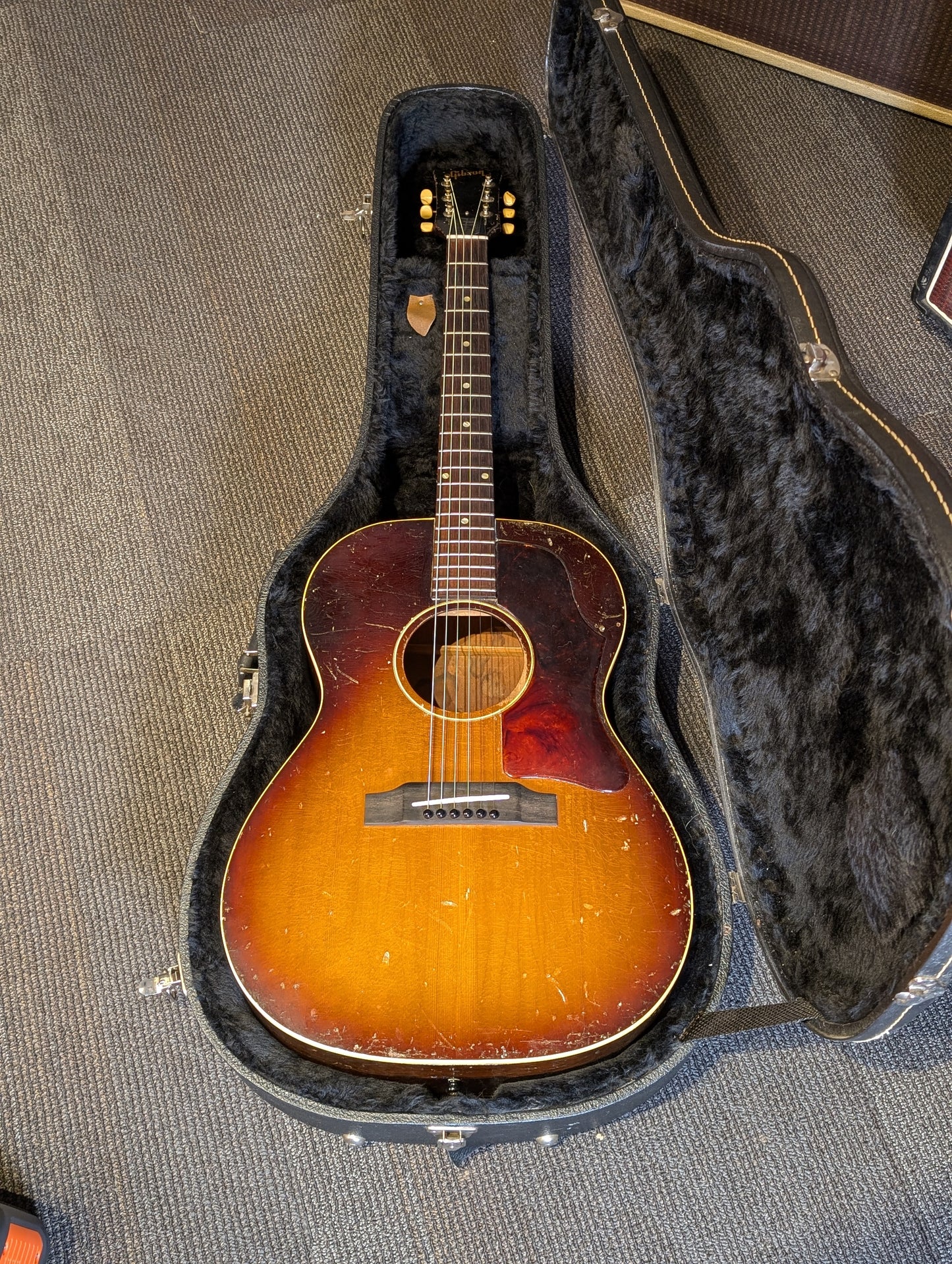 Gibson LG-1 Acoustic Guitar w/Case - Sunburst (1964)