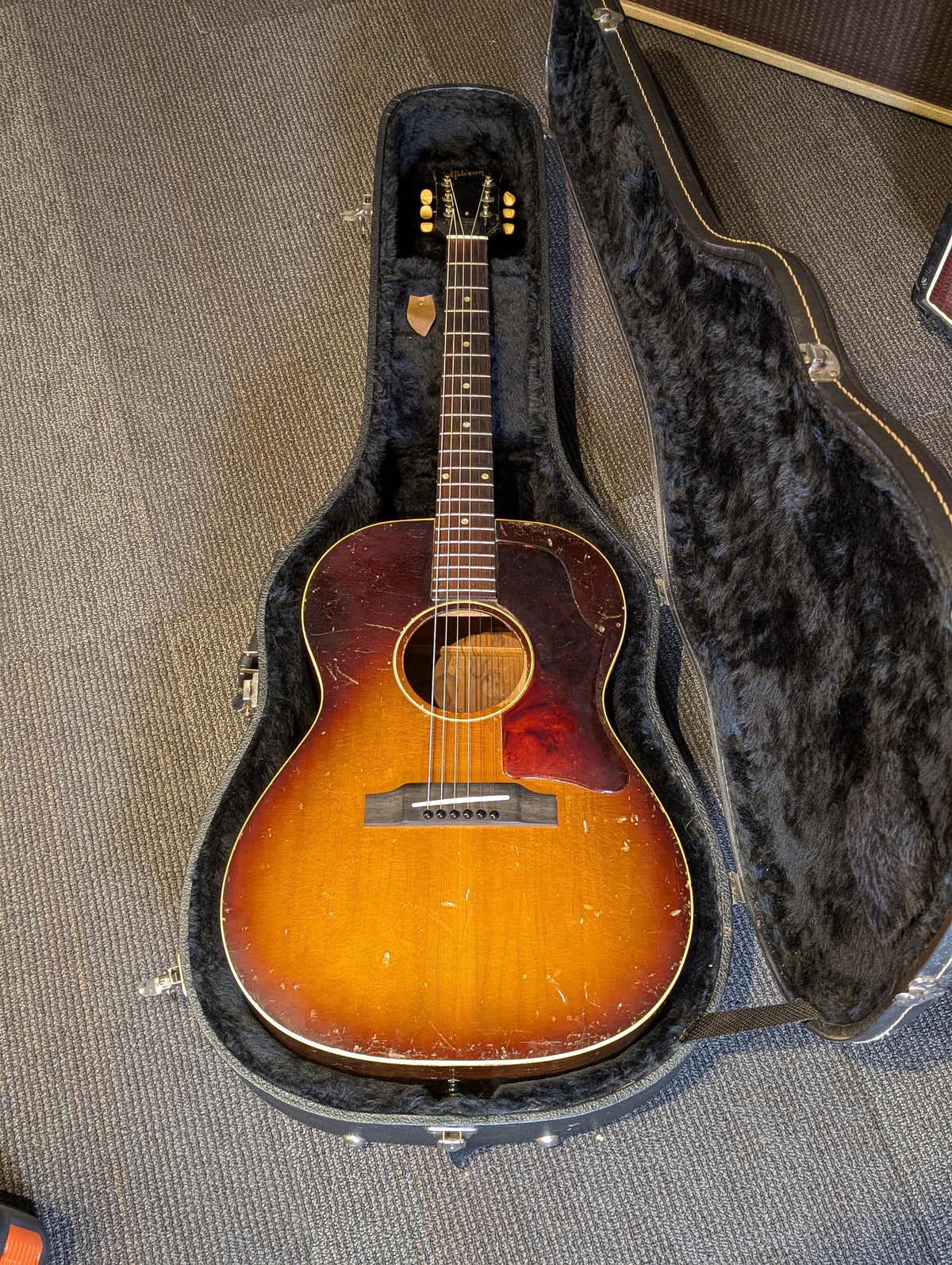 Gibson LG-1 Acoustic Guitar w/Case - Sunburst (1964)