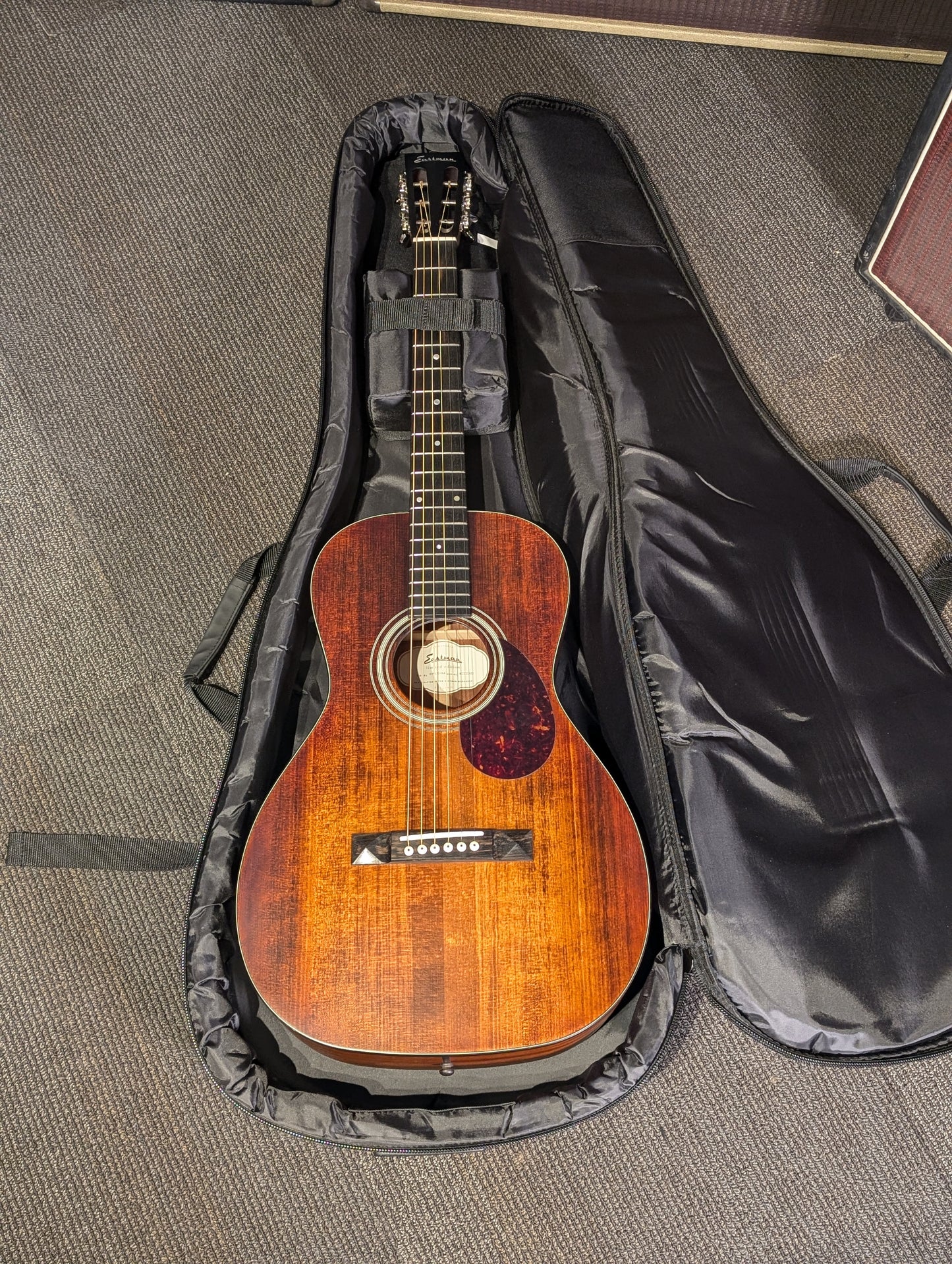 Eastman E1P Bluesmaster Limited Edition Parlor Acoustic Guitar w/Gig Bag - Classic Finish (Serial #M2333302)