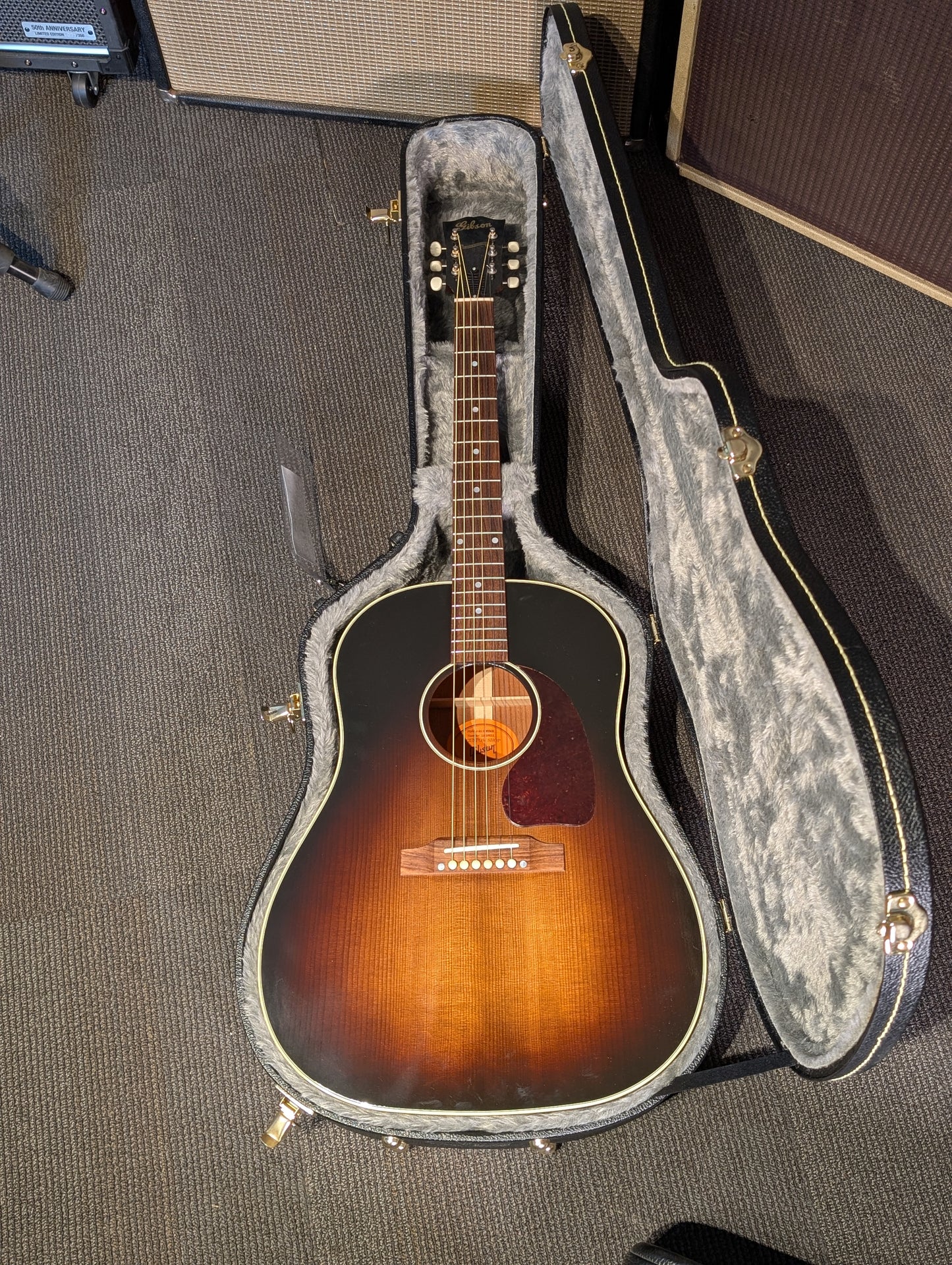 Gibson J-45 Vintage Dreadnought Acoustic Guitar w/Case - Vintage Sunburst (2019)