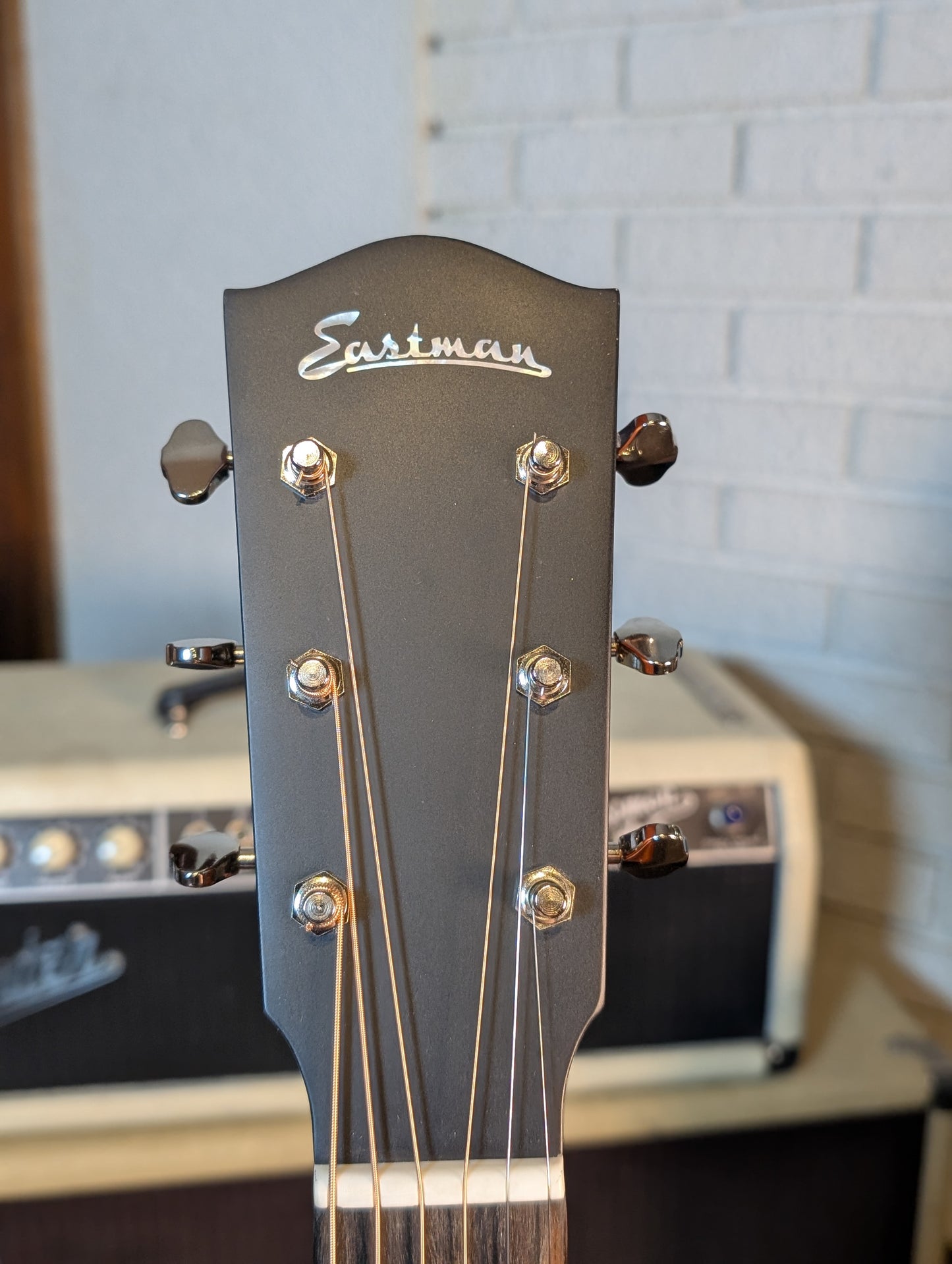Eastman E1OOSS Deluxe Slope Shoulder Acoustic/Electric Guitar w/Gig Bag - Sunburst (Serial #M2425271)