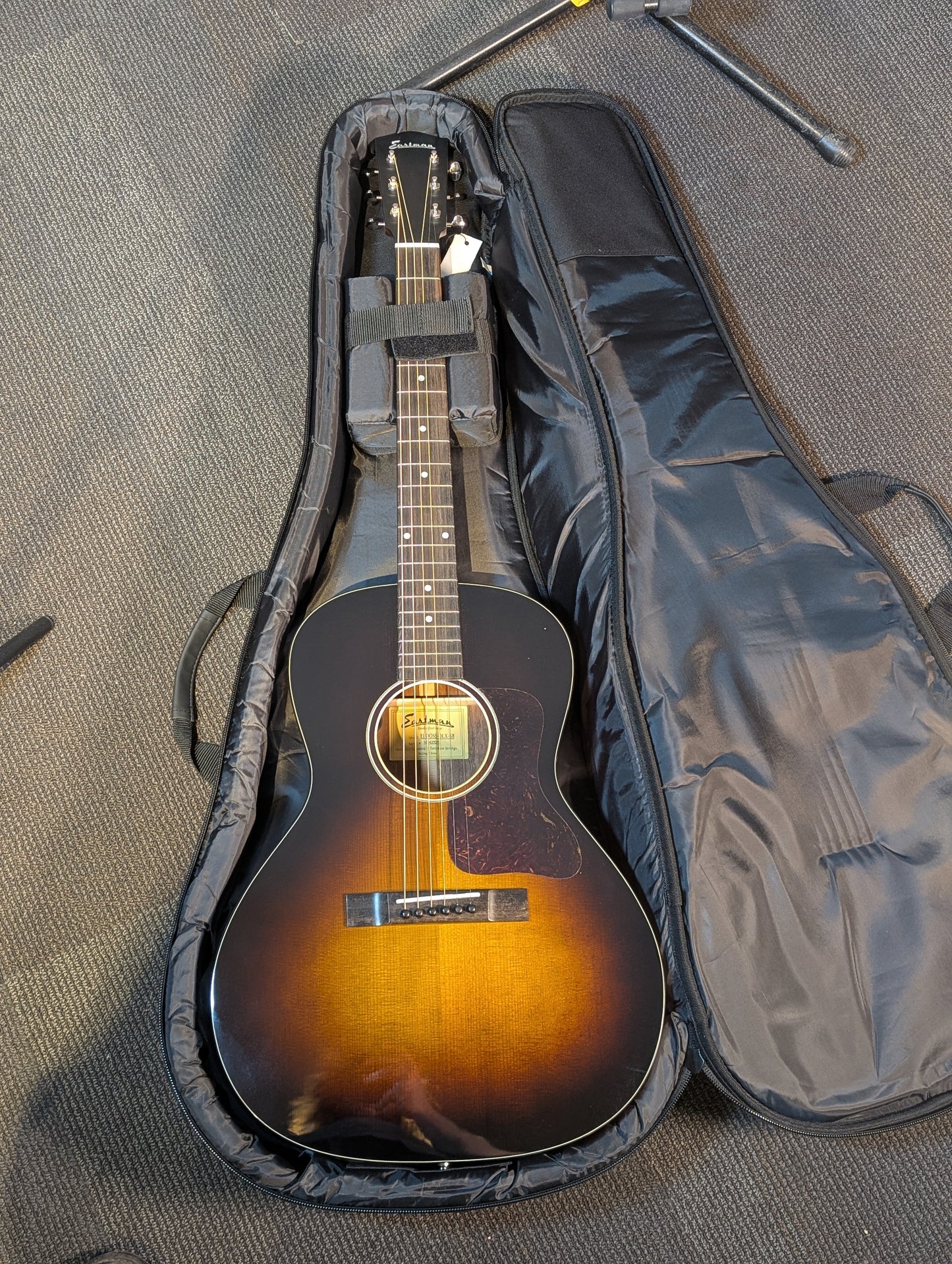 Eastman E1OOSS Deluxe Slope Shoulder Acoustic/Electric Guitar w/Gig Bag - Sunburst (Serial #M2425271)