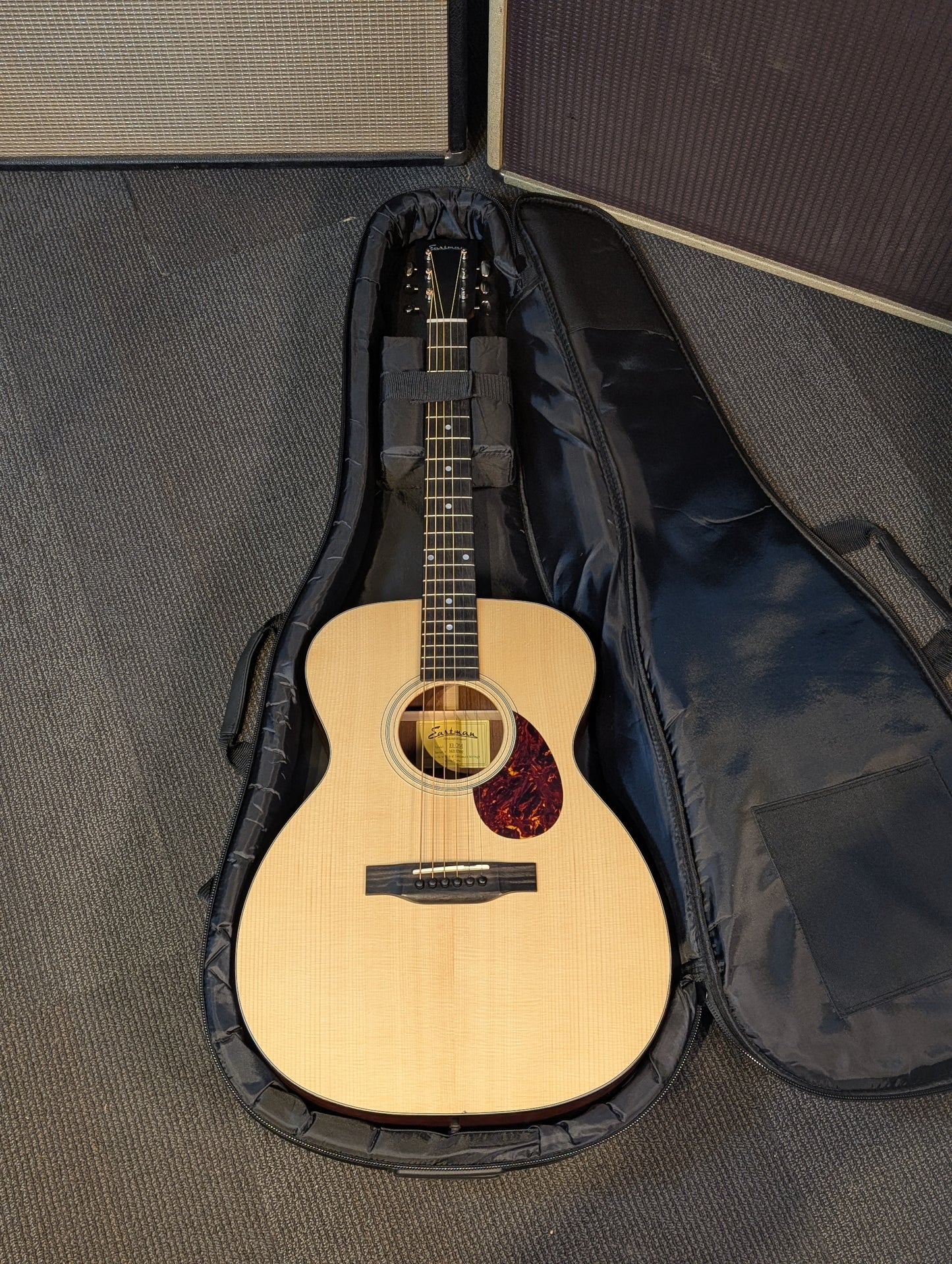 Eastman E1OM Acoustic Guitar w/Gig Bag - Satin Natural (Serial #M2127100)