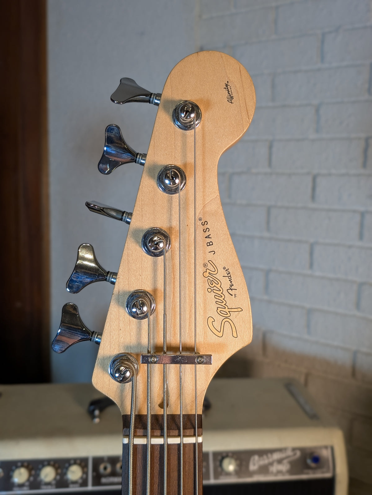 Squier Affinity Jazz Bass V 5-String Passive Electric Bass - Sunburst (2015)