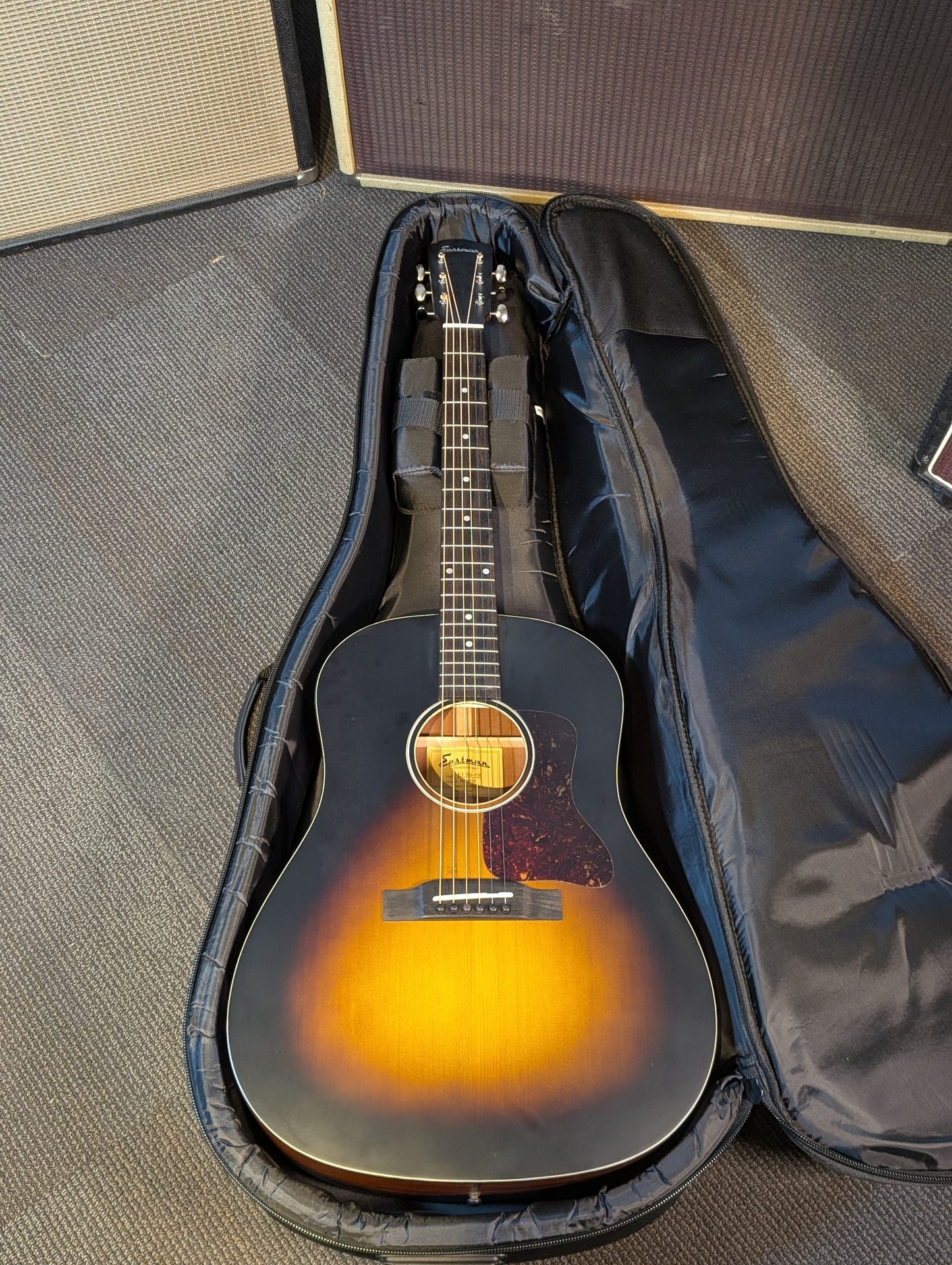 Eastman E1SS Slope Shoulder Dreadnought Acoustic Guitar w/Gig Bag - Sunburst (B-Stock Serial #M2325778)