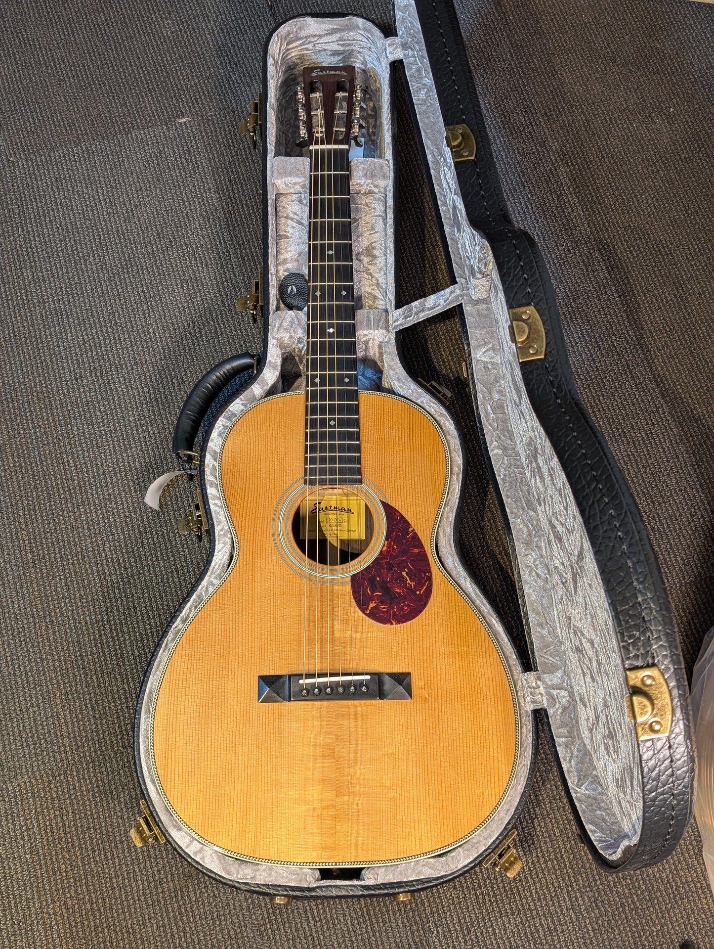 Eastman E20OO-TC Acoustic Guitar w/Case - Natural (B-Stock Serial #M2336571)