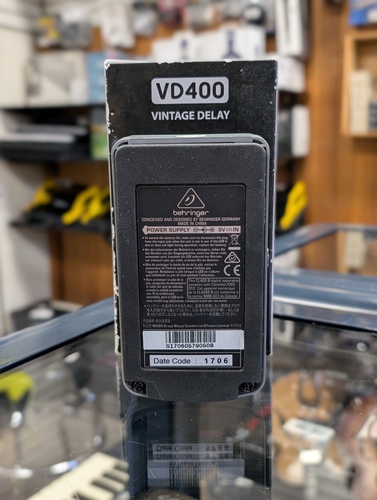 Behringer VD400 Vintage Analog Delay Effects Pedal w/Box (Used)