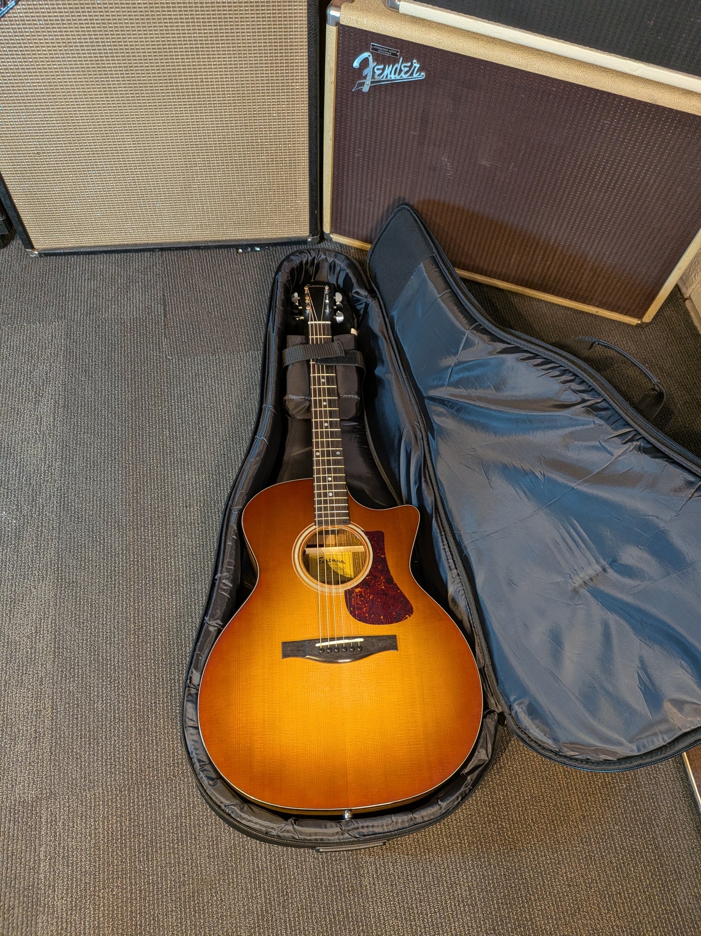 Eastman AC222CE Deluxe Grand Auditorium Acoustic/Electric Guitar w/Gig Bag - Goldburst (Serial #M2522342)
