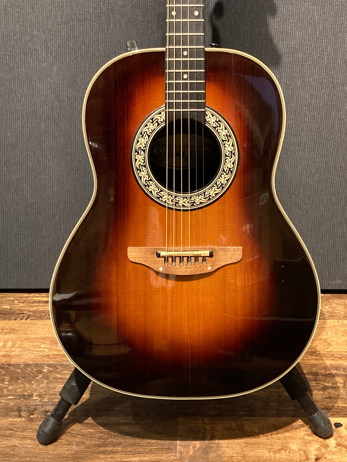 Ovation 1611 Acoustic/Electric Guitar w/Case (1982)