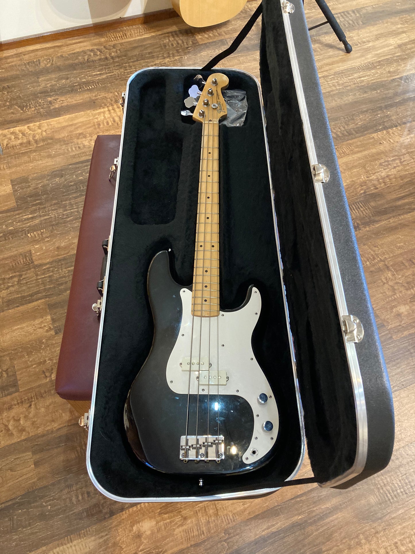 Fender Precision Bass w/Case (1983)