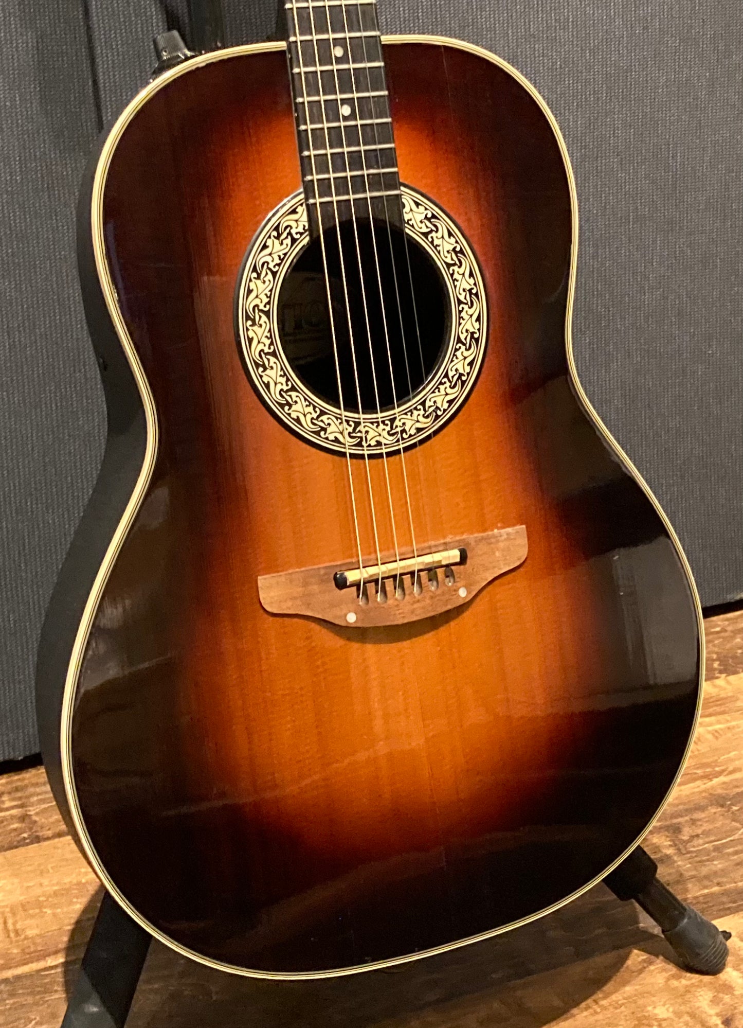 Ovation 1611 Acoustic/Electric Guitar w/Case (1982)