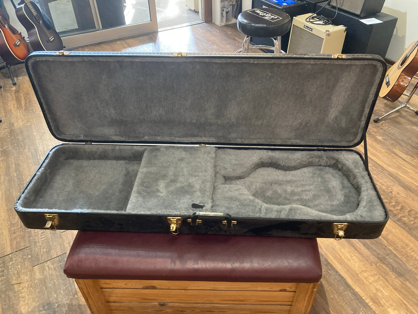 Yorkville Hardshell Viola-Style Electric Bass Case YBC-4HVB (Demo)