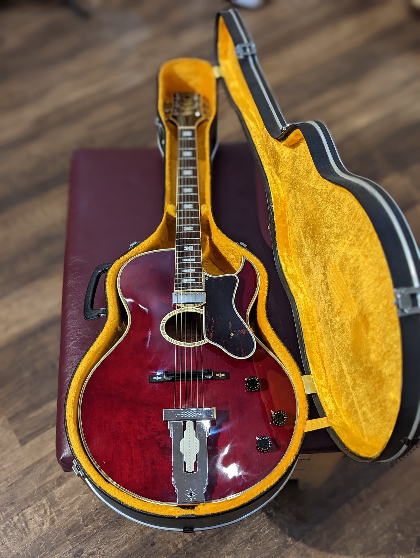 Aria AA615 Hollow Body Electric Guitar “Howard Roberts” Style w/Case (1970's)