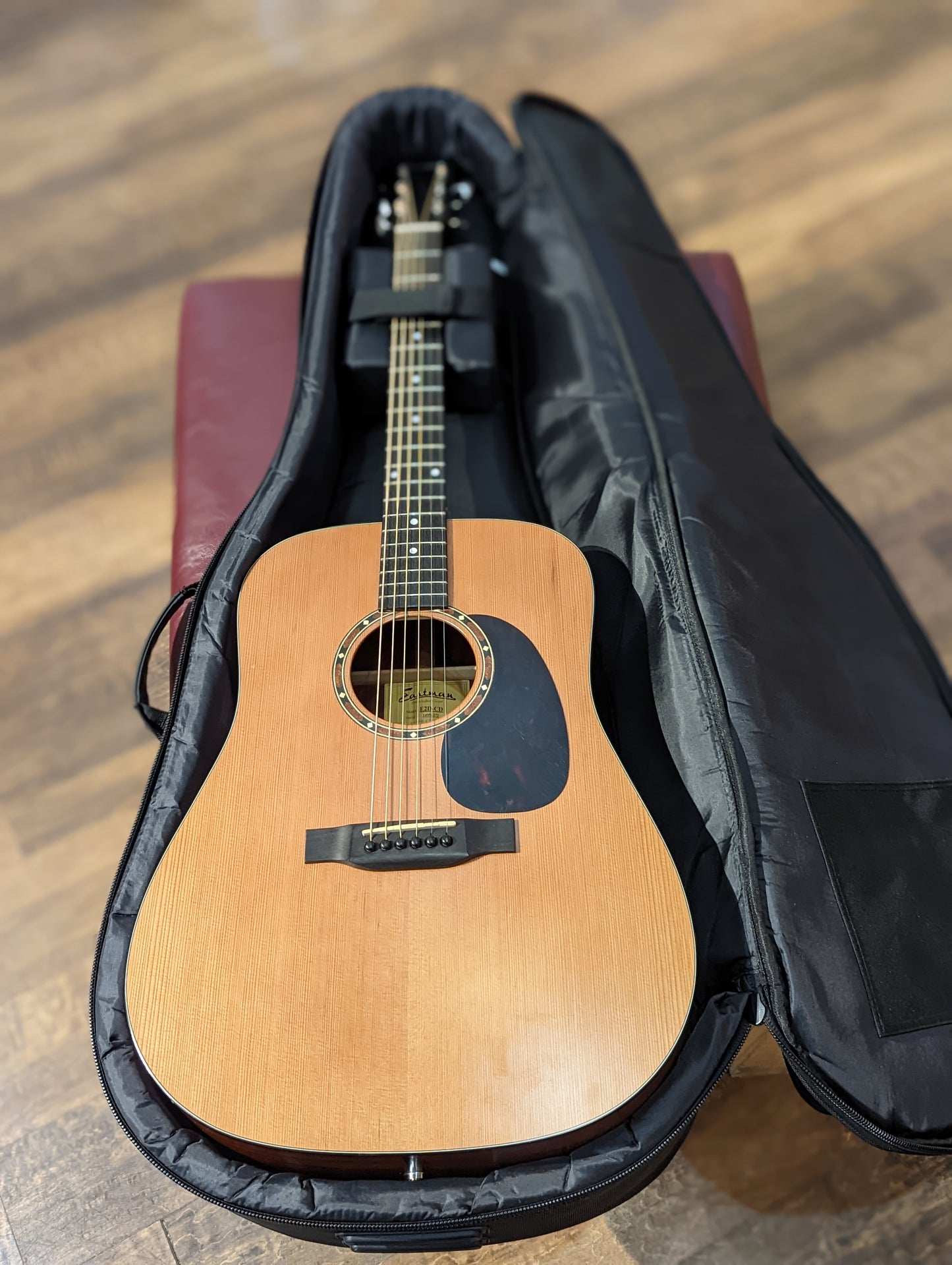 Eastman E2D-CD Acoustic Electric Guitar w/Gig Bag (Used)