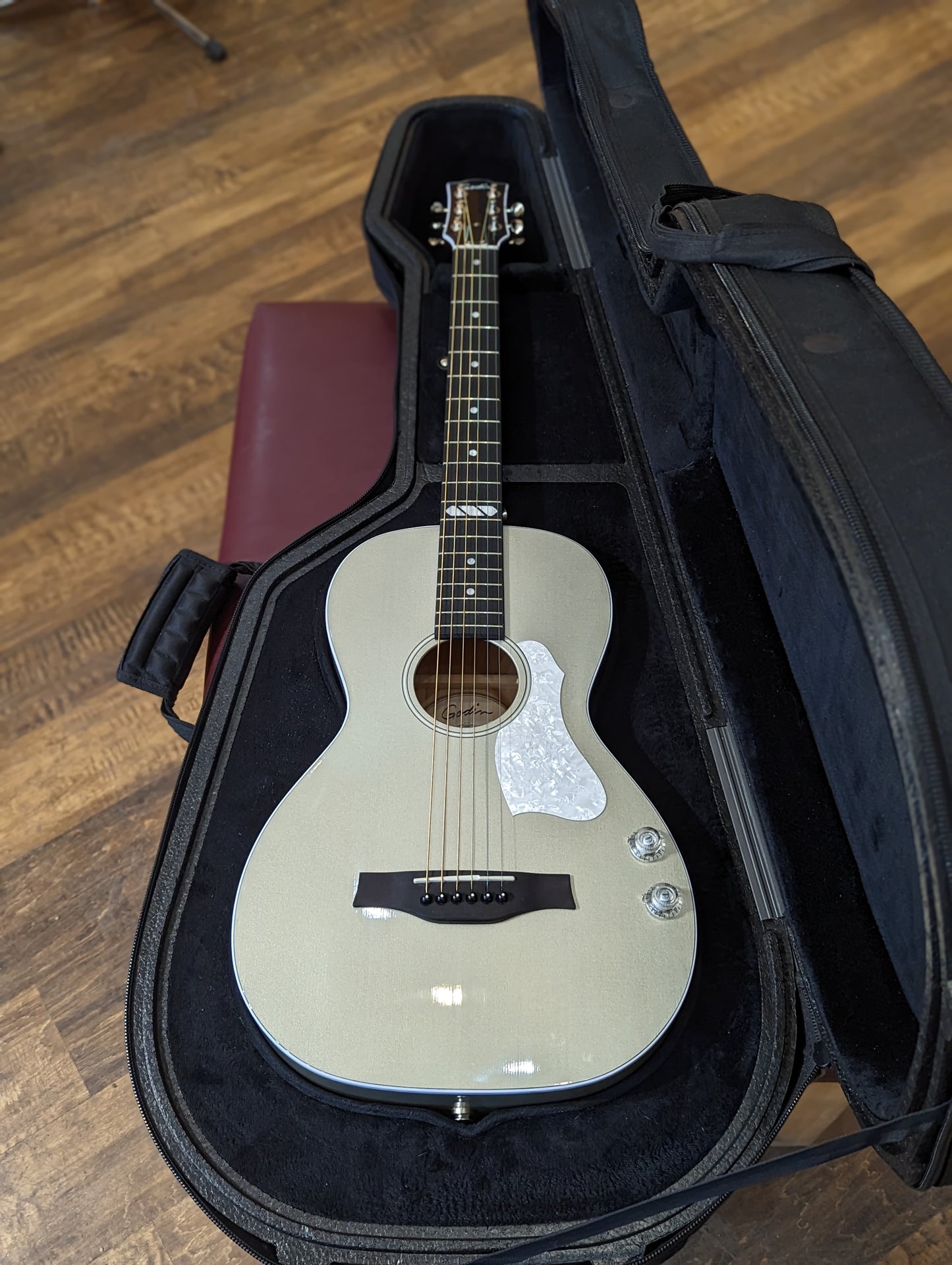 Godin Rialto JR Satina Gray HG Q-Discrete SF w/Case (Used)