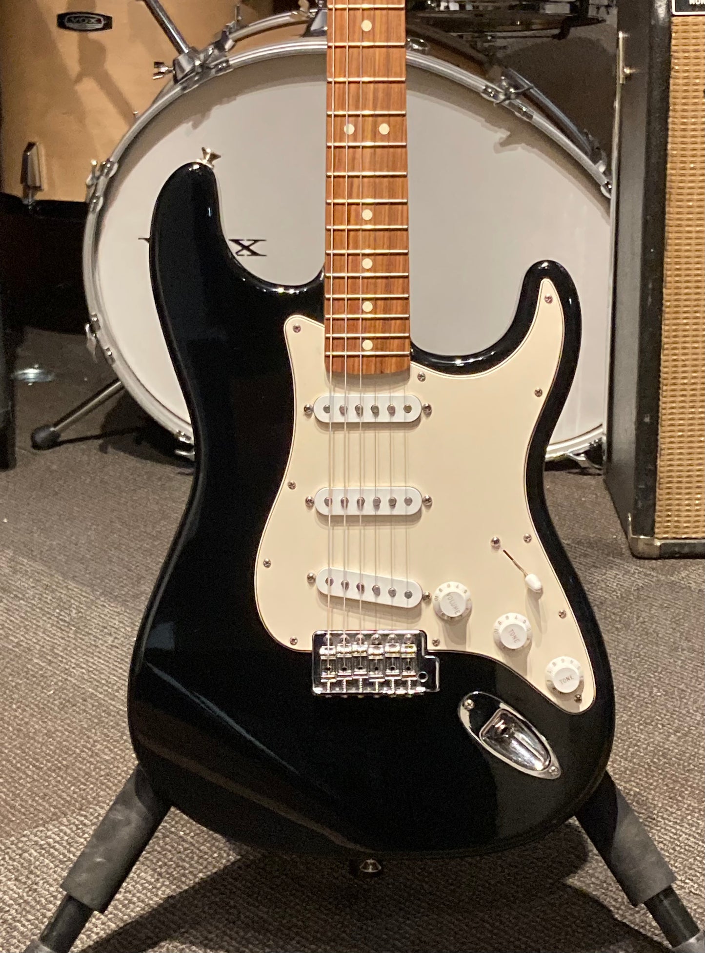 Fender MIM Standard Stratocaster Electric Guitar w/Case - Black (2003)