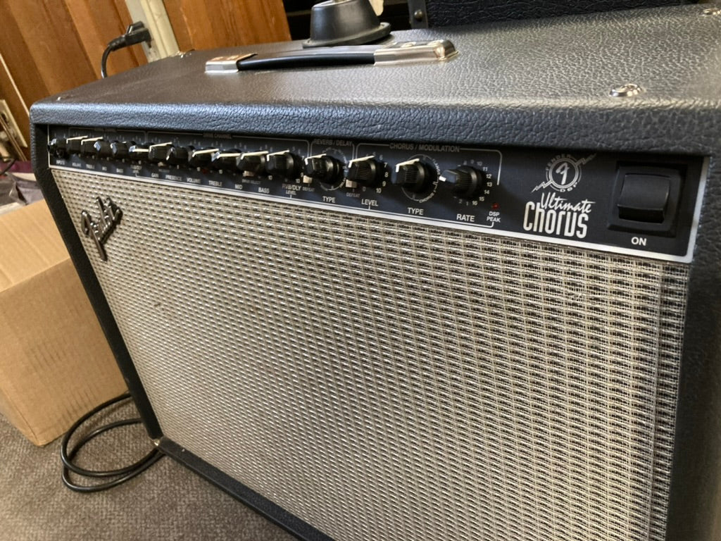 Fender Ultimate Chorus 65-Watt 2x12" Stereo Solid State Guitar Combo (1995 - 2001)