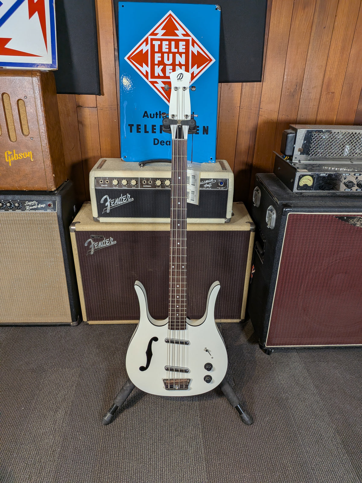 Danelectro White Hot Longhorn Semi-Hollow Short Scale Bass Guitar - White (B-Stock)