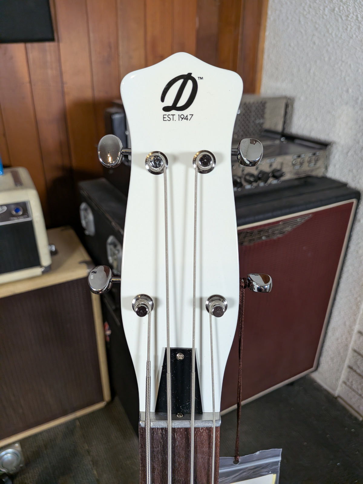 Danelectro White Hot Longhorn Semi-Hollow Short Scale Bass Guitar - White (B-Stock)