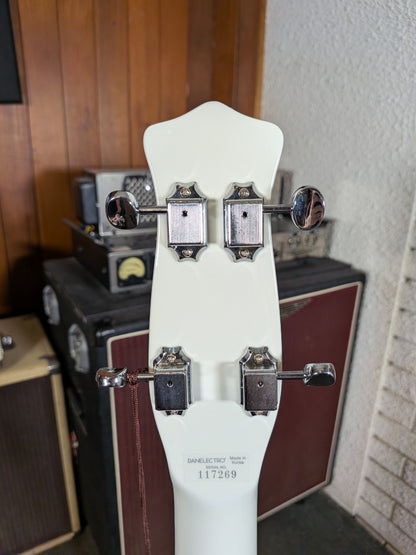 Danelectro White Hot Longhorn Semi-Hollow Short Scale Bass Guitar - White (B-Stock)
