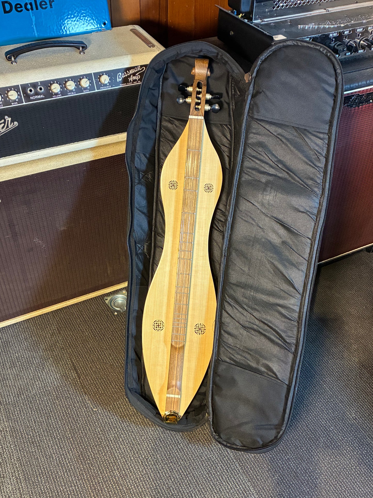 Roosebeck Mountain Dulcimer w/Gig Bag