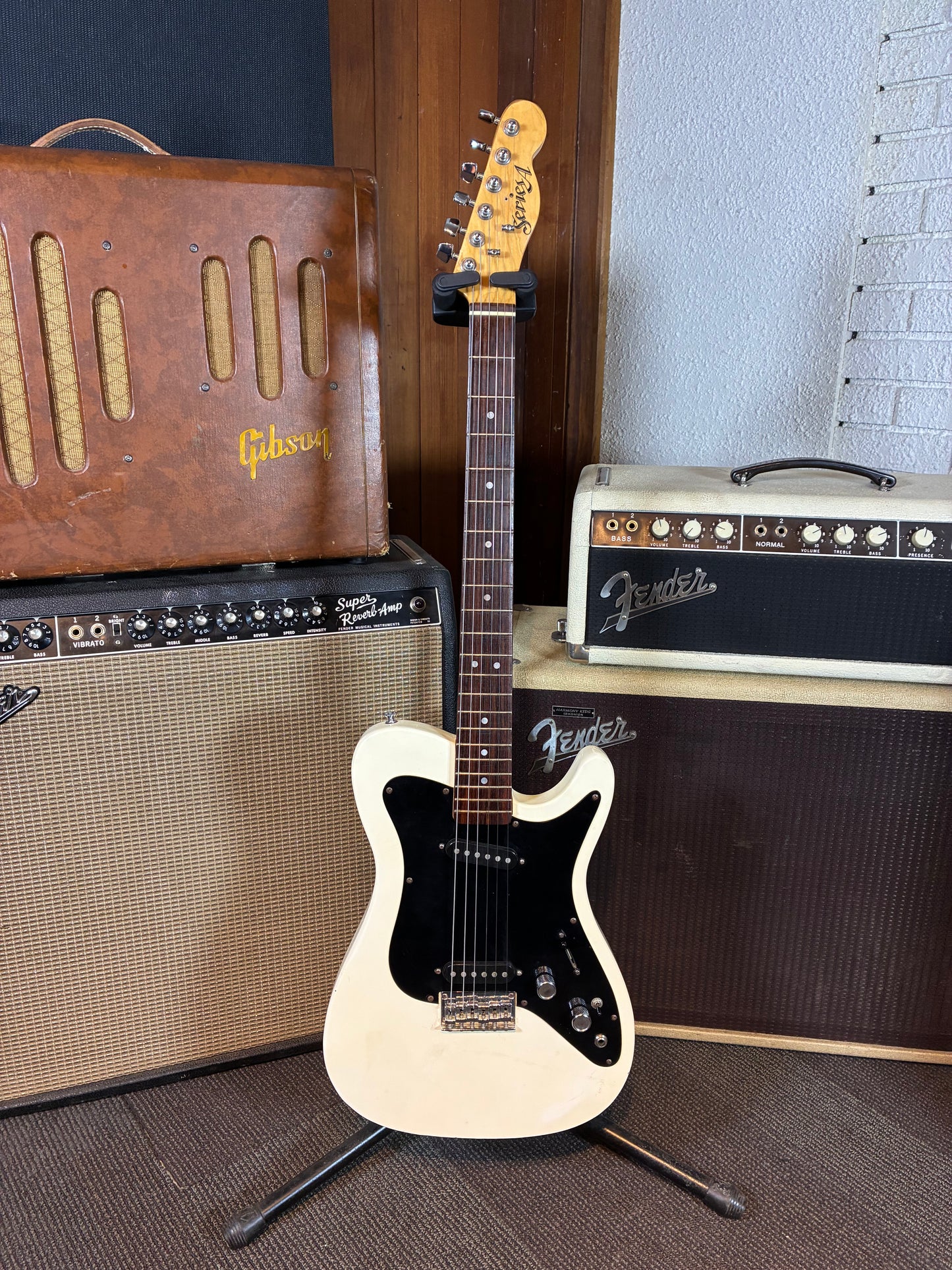 Series A Electric Guitar w/Gig Bag - White (Used)