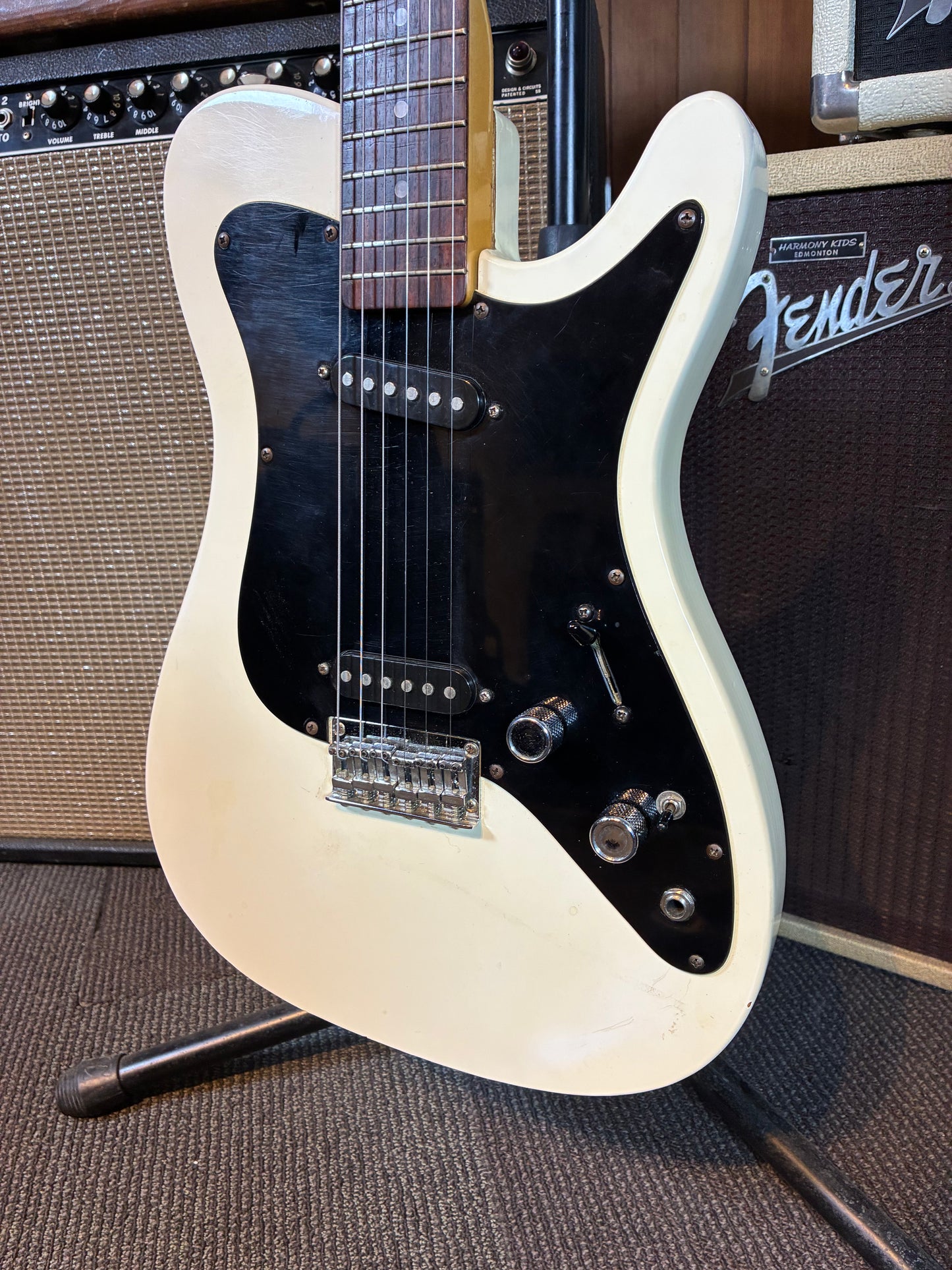 Series A Electric Guitar w/Gig Bag - White (Used)