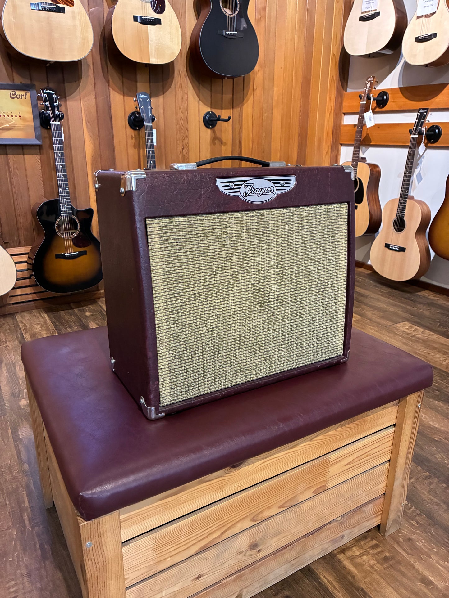 Traynor YCV20WR Custom Valve 1x12" 15w Guitar Combo - Wine Red (Used)