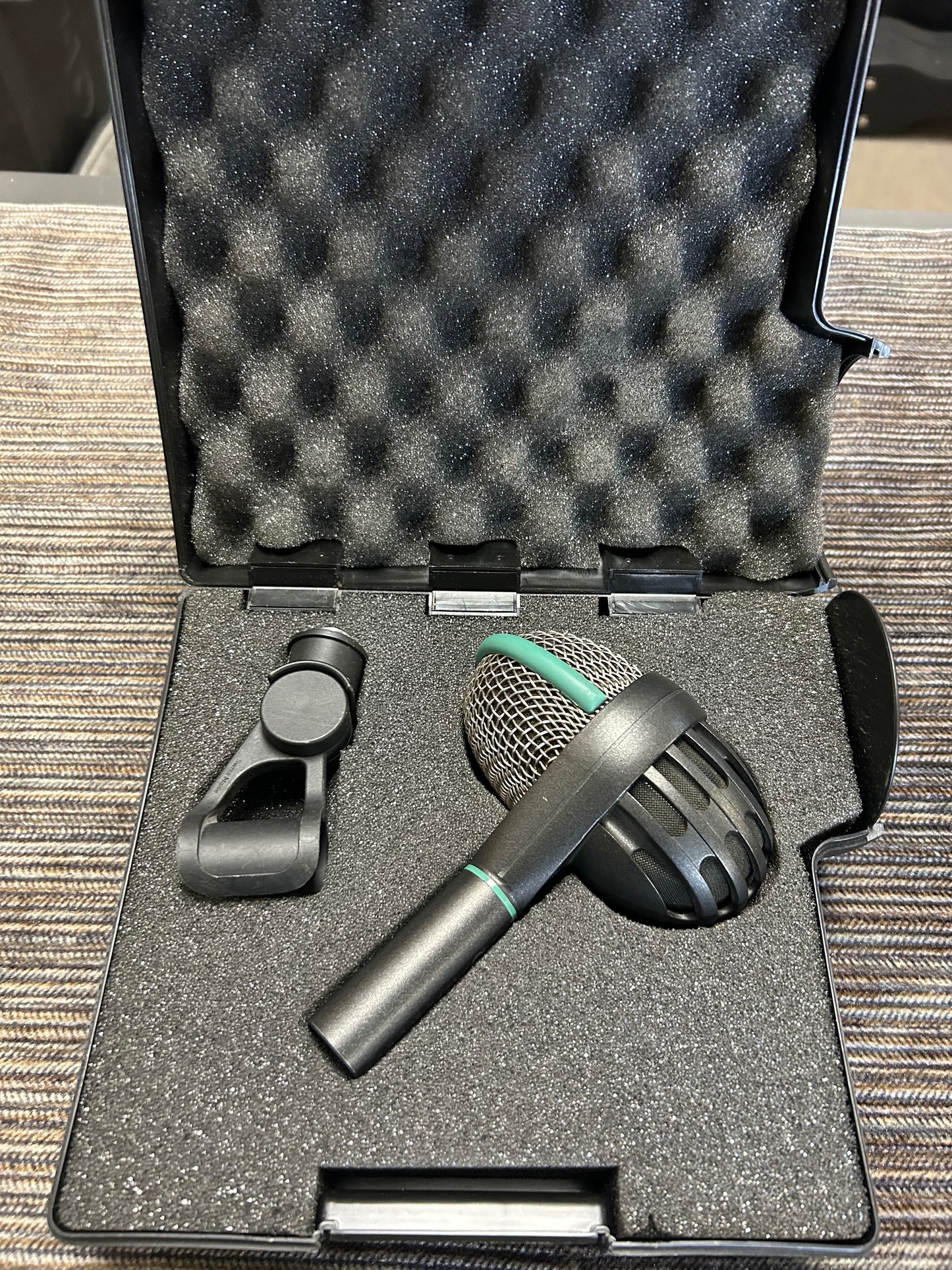 AKG D112 Dynamic Microphone w/Case & Clip (Late 1980's - Early 1990's)