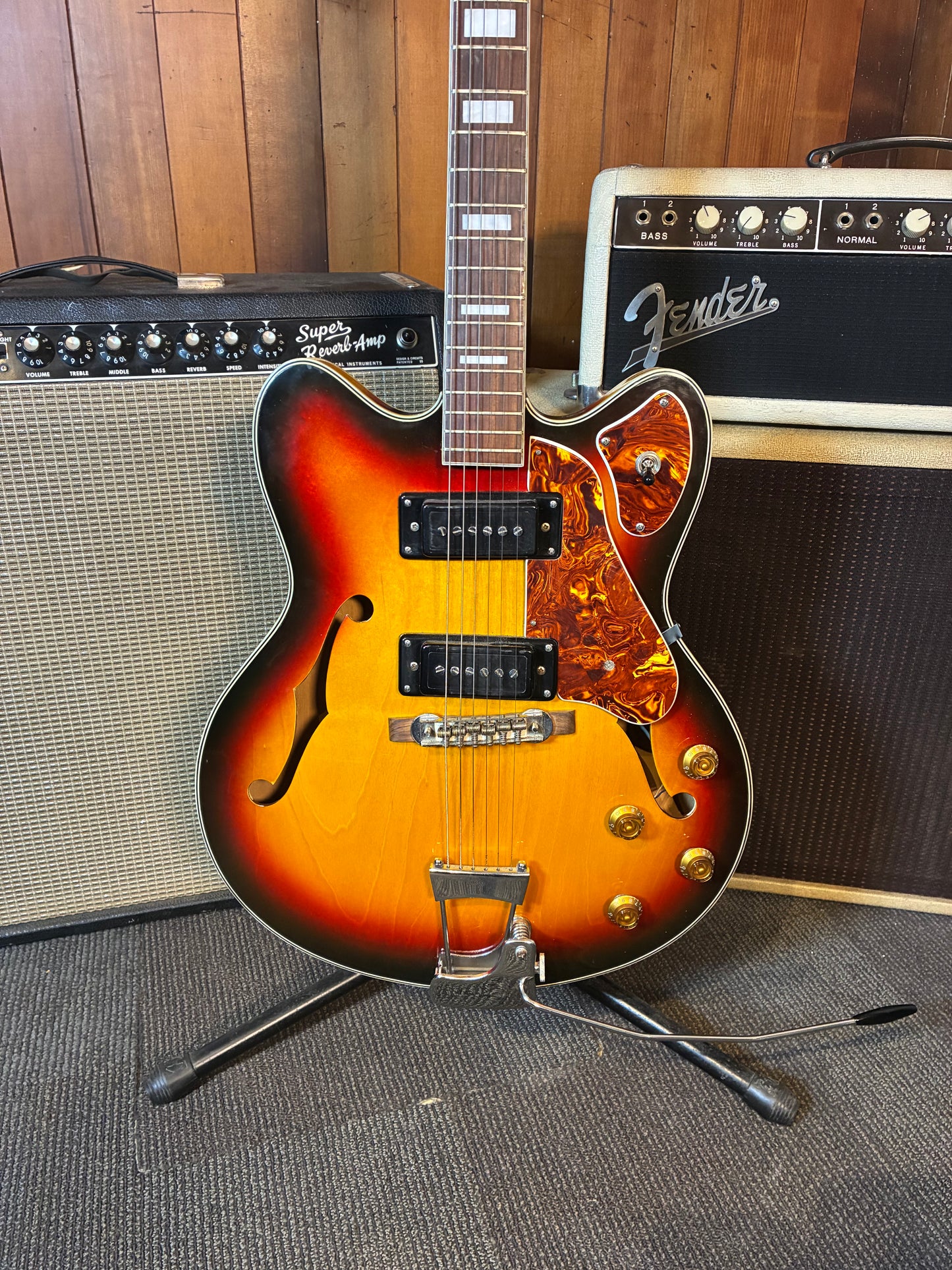 Guyatone SG-32T Hollow Body Electric Guitar (Mid 1960's - Early 1970's)