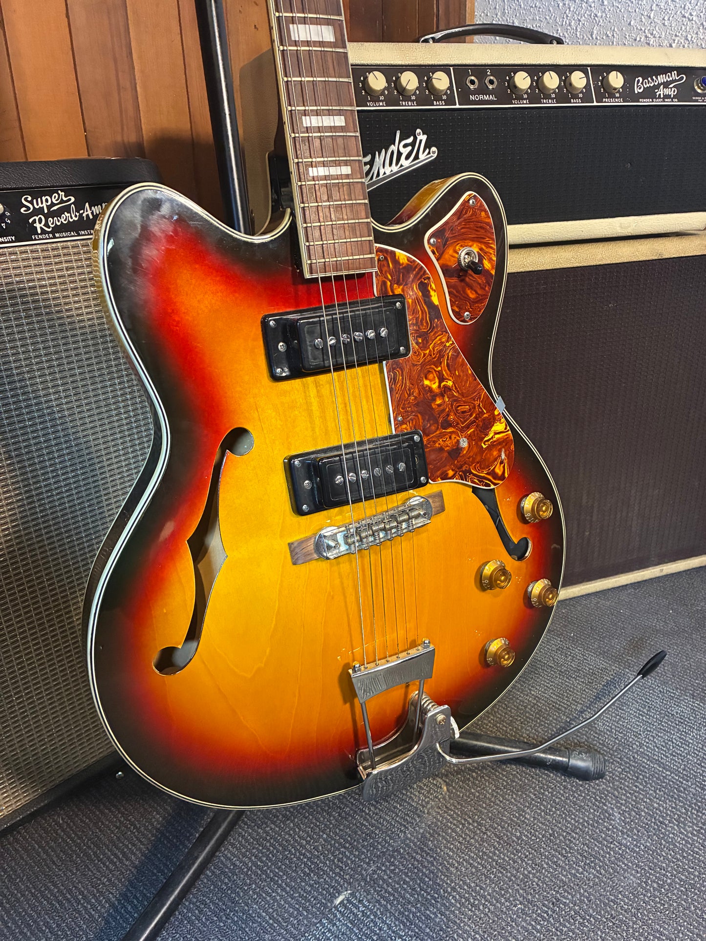 Guyatone SG-32T Hollow Body Electric Guitar (Mid 1960's - Early 1970's)