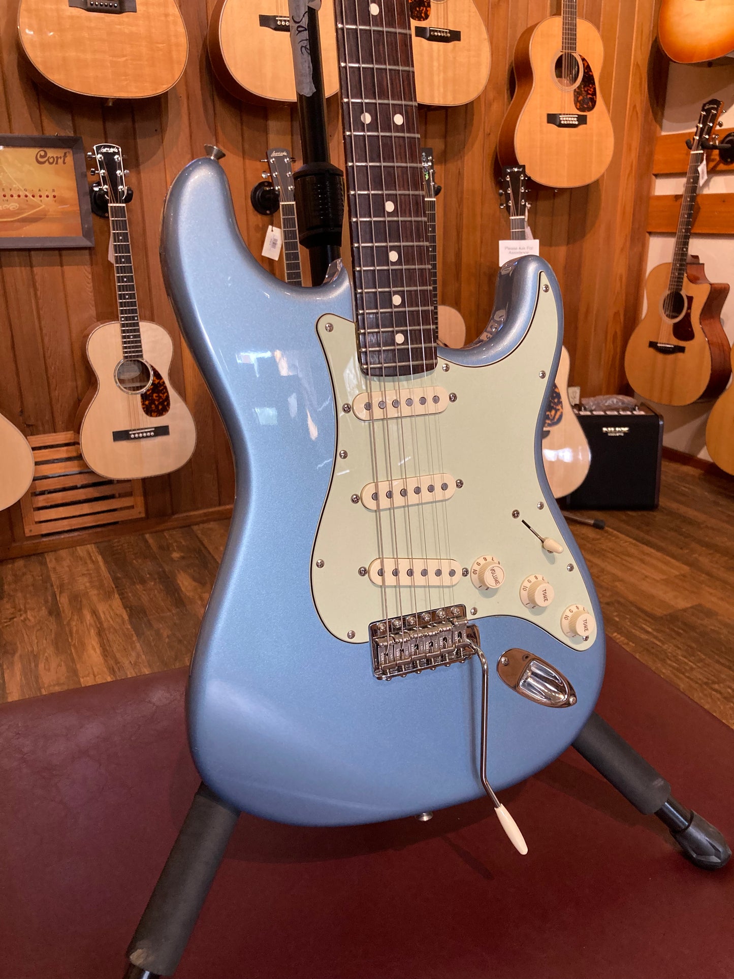 Fender FSR American Deluxe Vintage Player '62 Stratocaster w/Case - Ice Blue Metallic (2005)