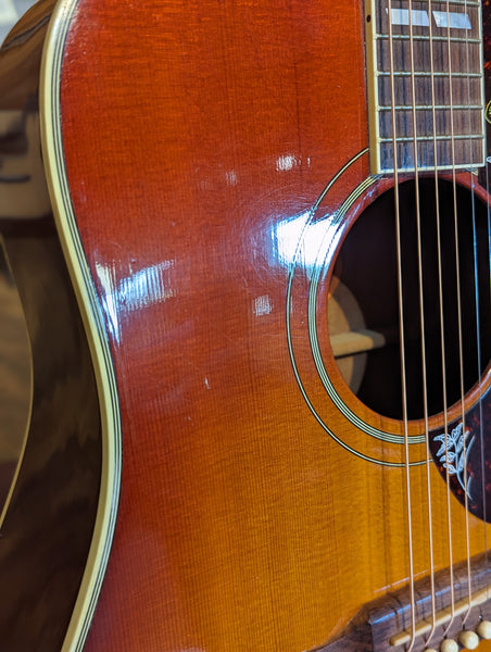 Gibson Hummingbird Acoustic Guitar w/Case - Heritage Cherry Sunburst (2000)