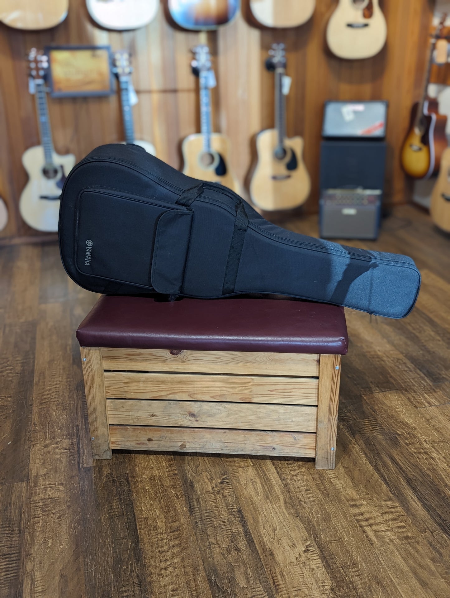 Yamaha LL16 ARE Dreadnought Acoustic/Electric Guitar w/Gig Bag (Used)
