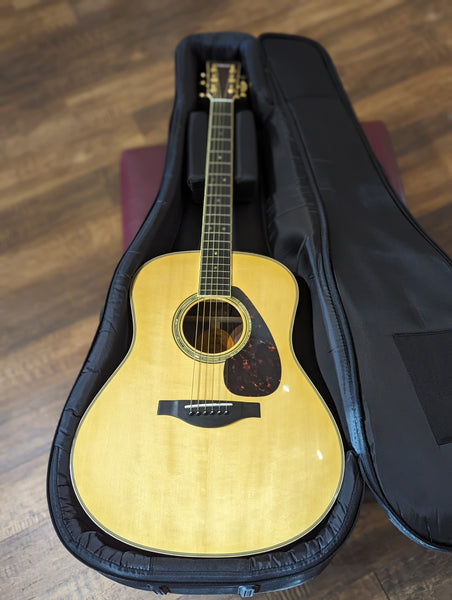 Yamaha LL16 ARE Dreadnought Acoustic/Electric Guitar w/Gig Bag (Used)